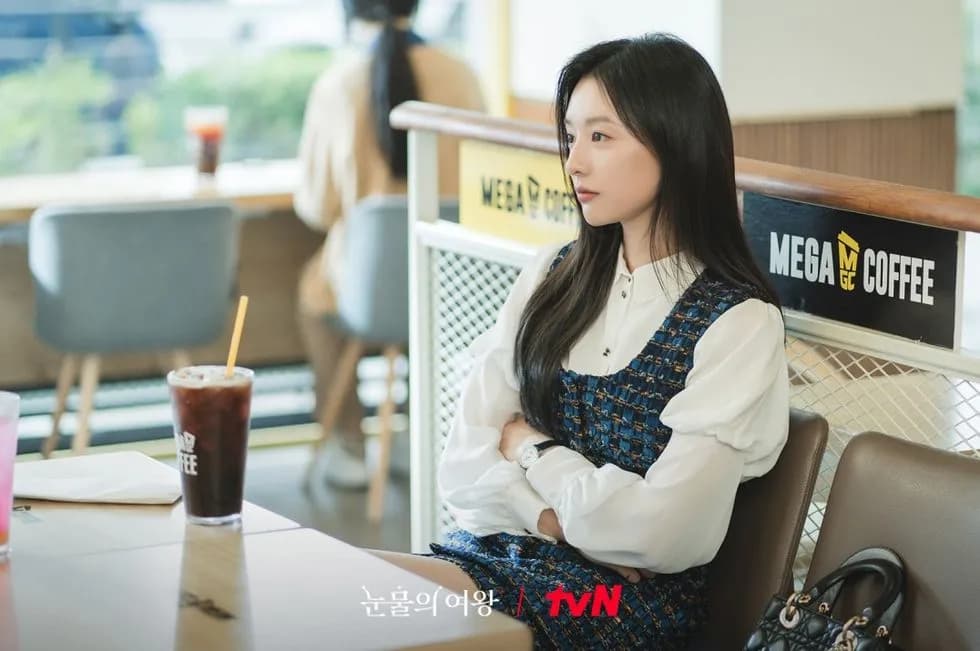 金智媛在《淚之女王》換了166套不重複造型，這一幕拿的就是Lady DIOR包款。（翻攝tvN INS）