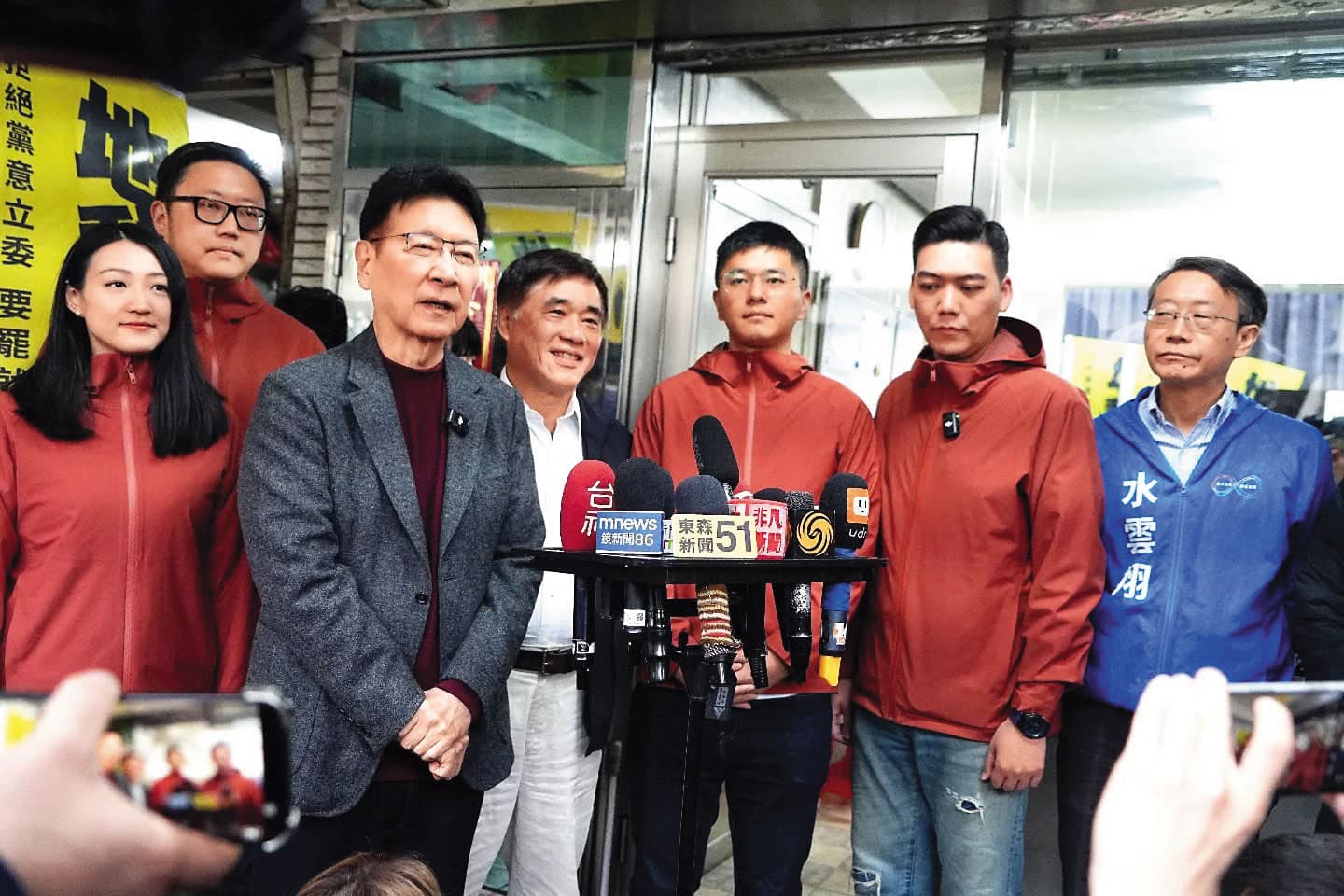 國民黨評估罷免綠委吳思瑤行動,是以罷制罷最有望成功一案,黨內大咖紛紛前往打氣。(翻攝賴苡任臉書)