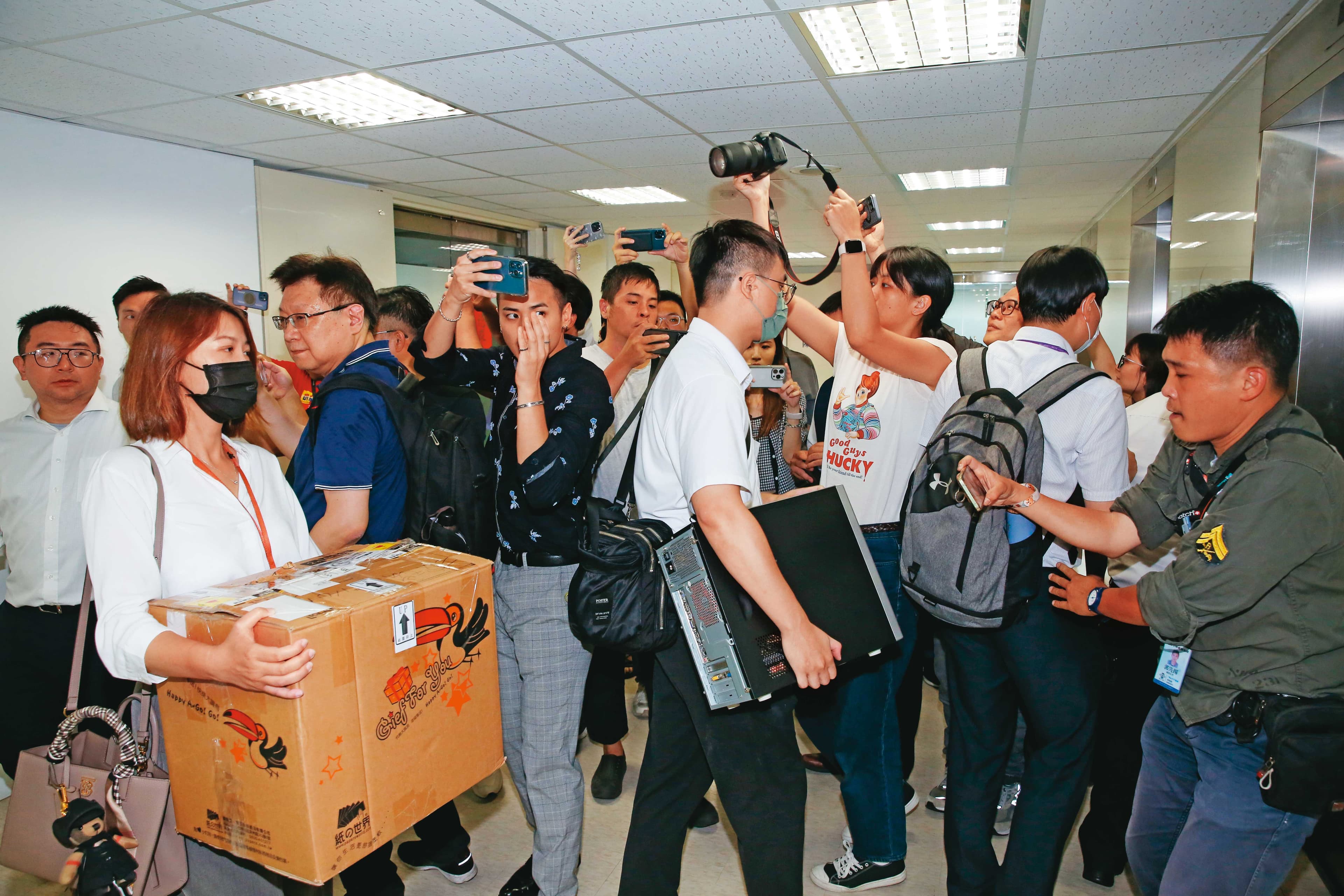 檢廉搜索位於台玻大樓的柯文哲辦公室，帶著2台主機、1大箱物證離開。