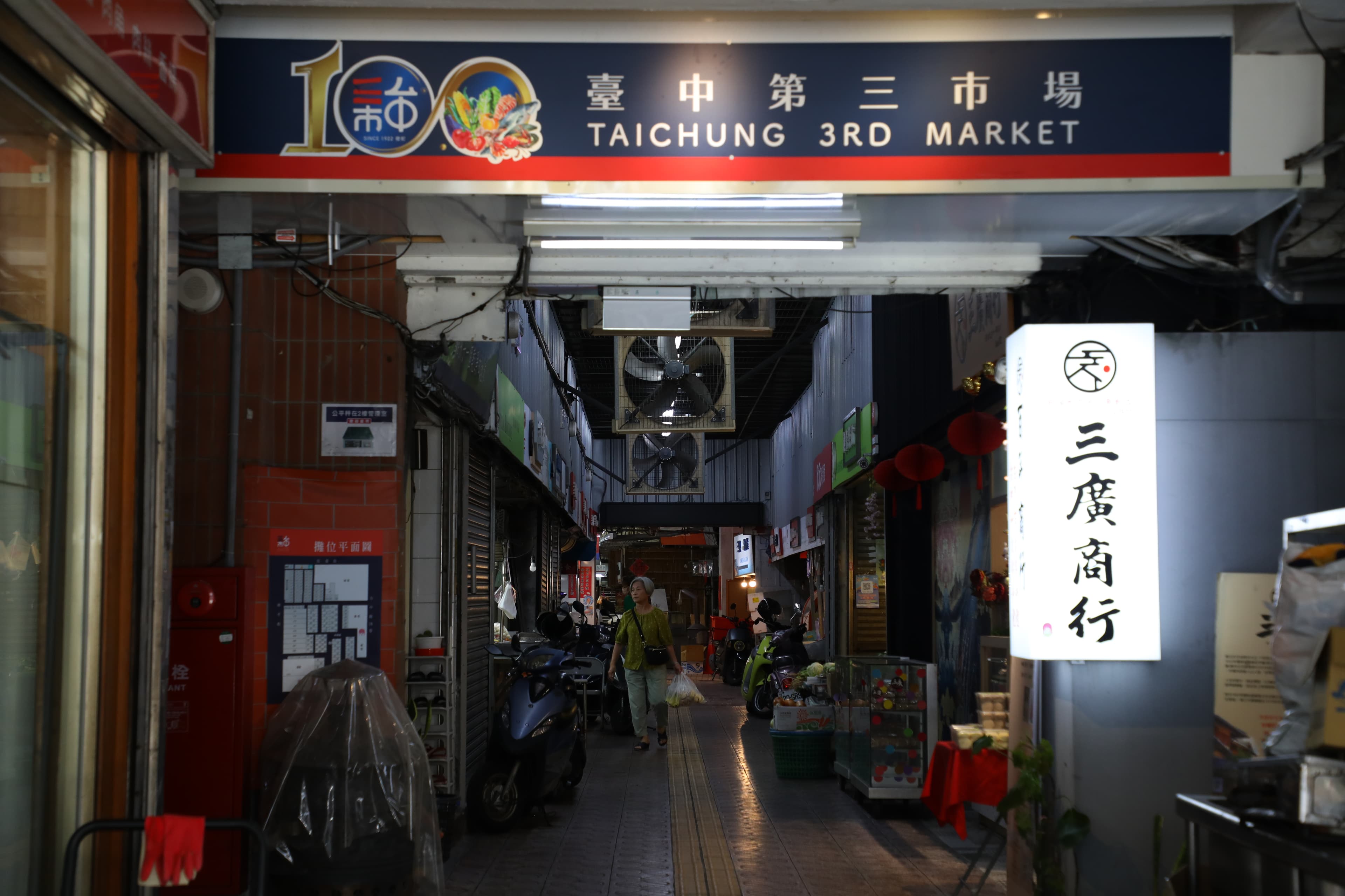 走進室內第三市場,隱約可見當年的紅磚牆面。