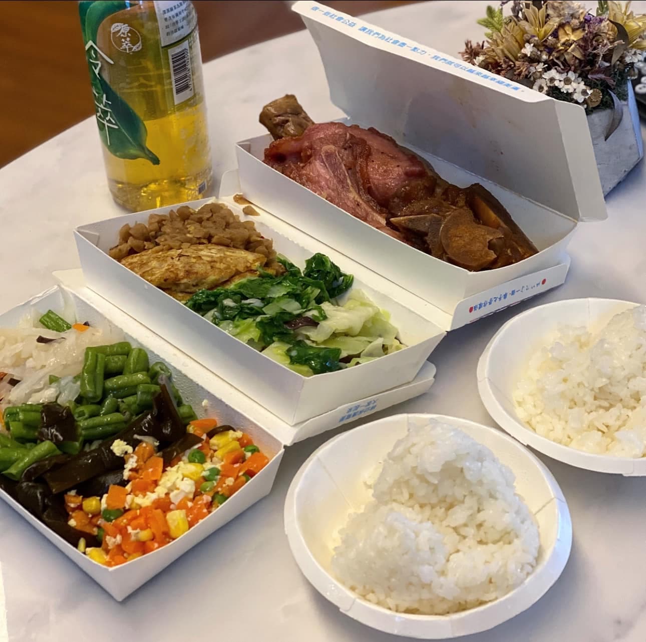 KIMIKO在恆春鎮上買的自助餐，形容「量大味美又好吃」。（翻攝KIMIKO臉書）