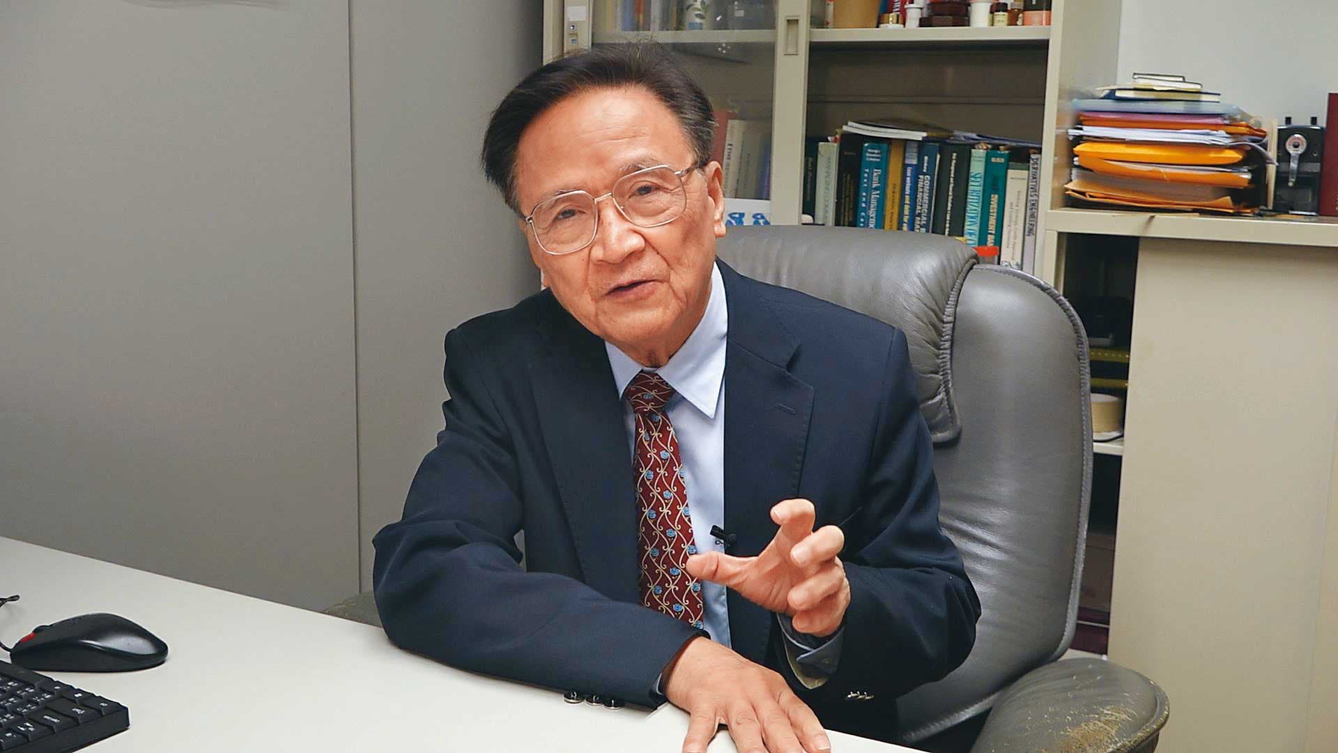 政大金融系教授殷乃平認為,營建成本大漲,導致房市陷入「價難跌、量難增」的僵局。(蔡宗儒攝)