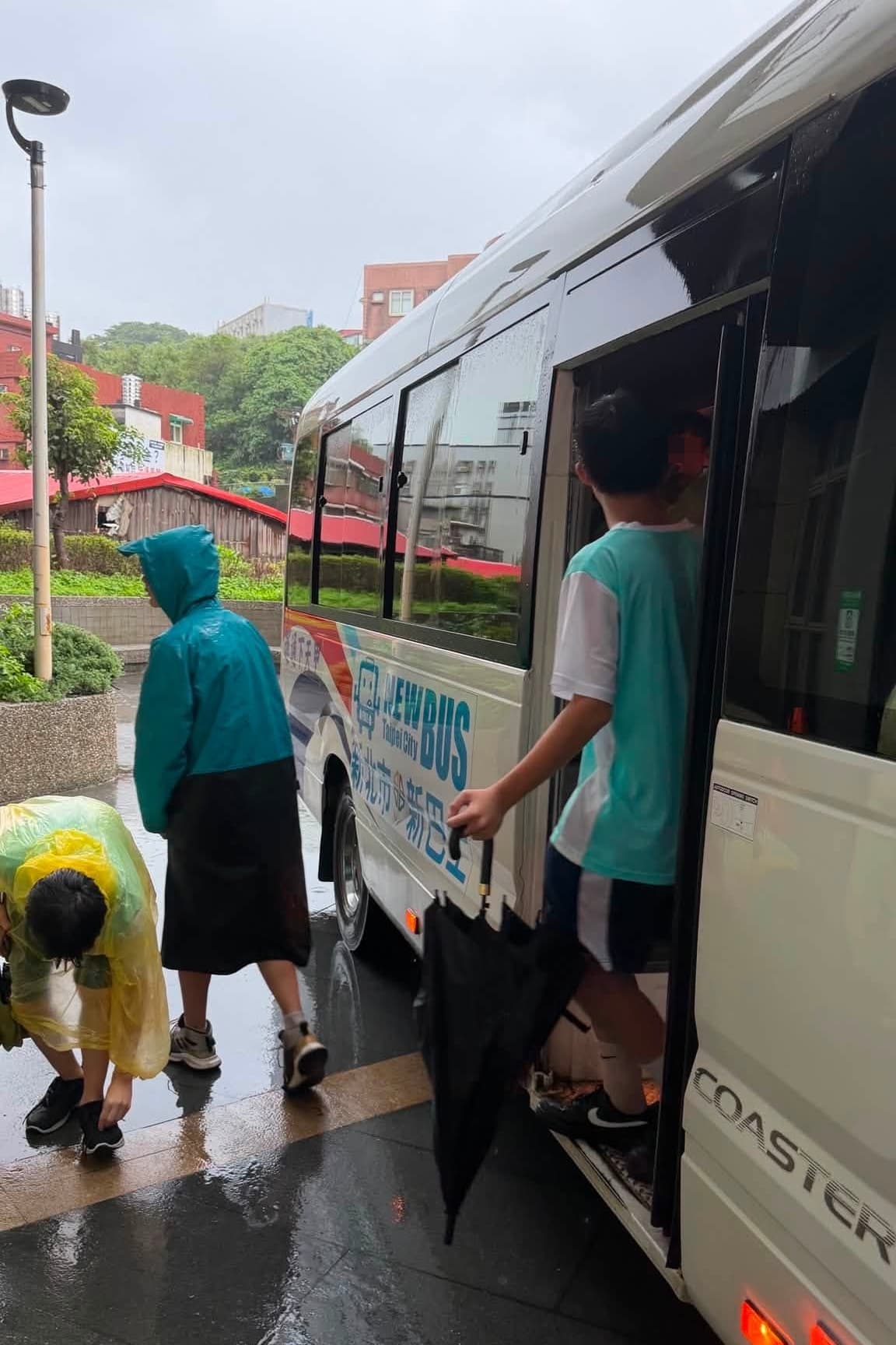 由於暴雨正值上課時間，為確保學童安全，教育局隨即授權各校彈性應變進行預防性撤離。（翻攝自新北市立萬里國民中學臉書）