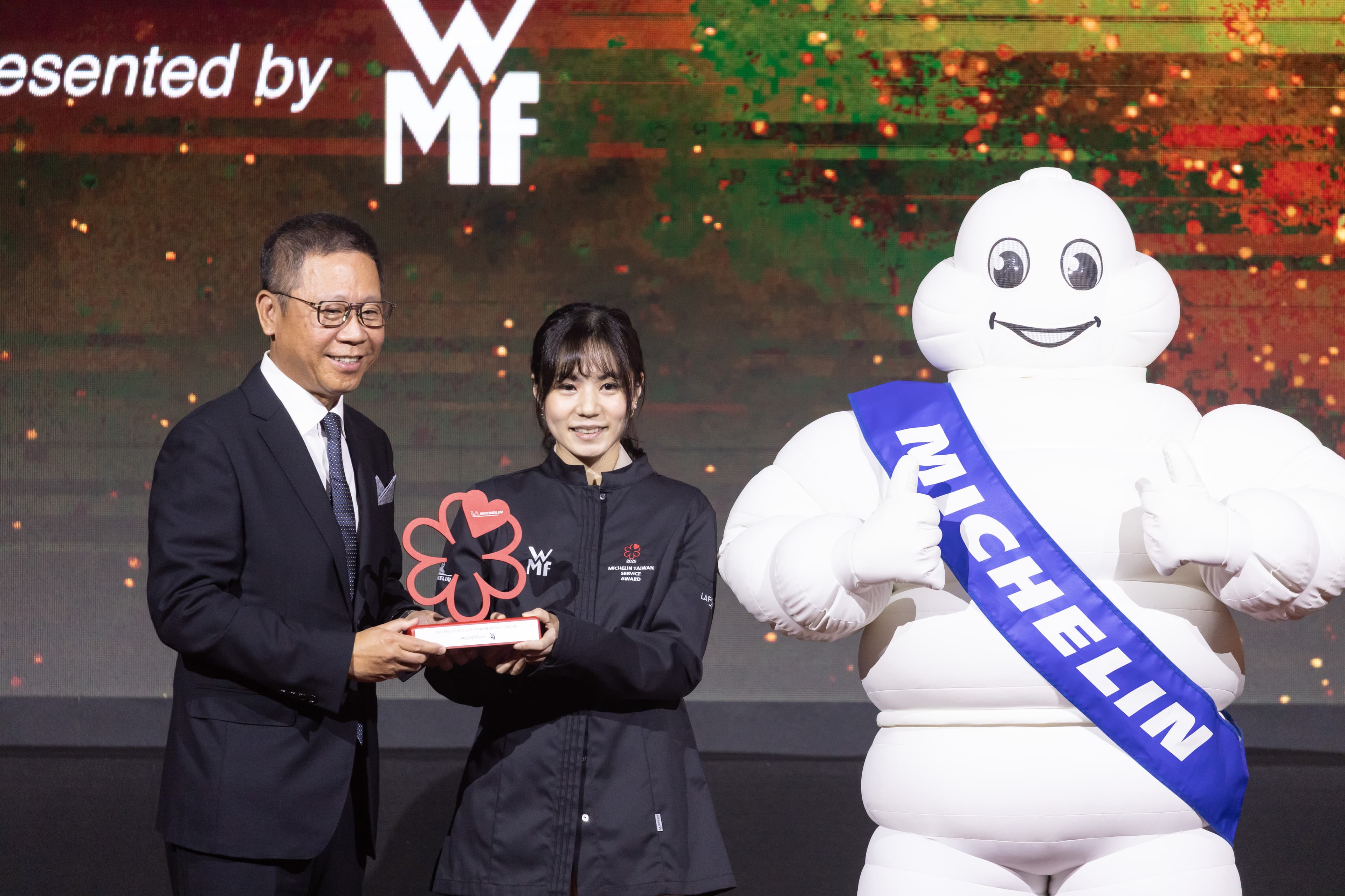 陳玉錡(Kiky)是非常資深的外場經理與侍酒師,從餐廳選址、空間設計、餐具、餐酒搭配,乃至外場服務人員的訓練,都有獨到之處,今年獲得米其林服務大獎的肯定。