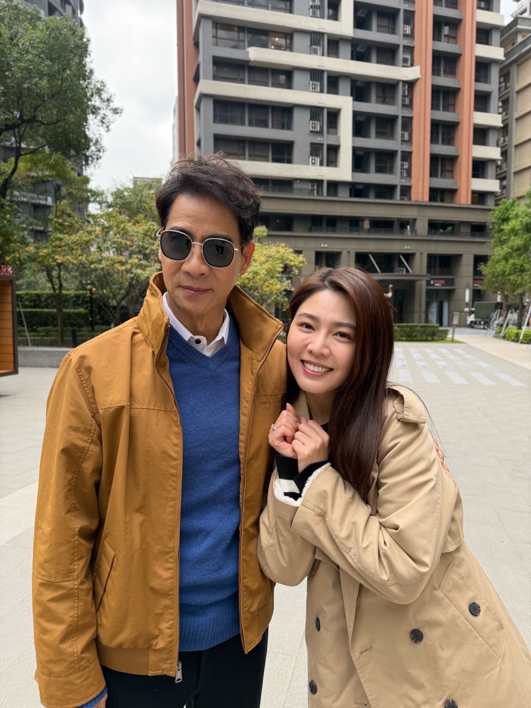 白家綺分享與偶像翁家明初次見面,瞬間變身小粉絲合照留念。(民視提供)