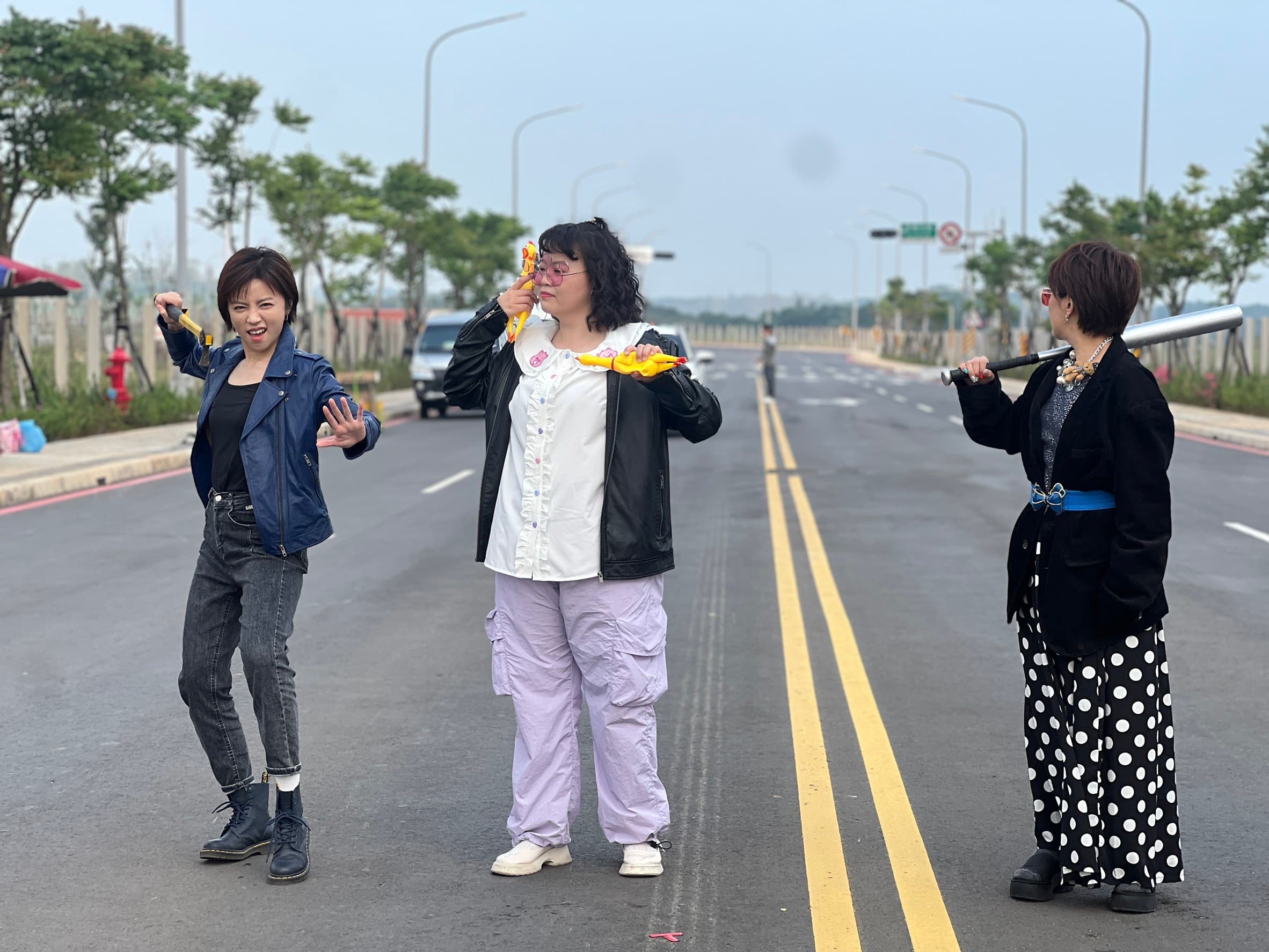 錦雯(右)在地震當下一度呆站馬路中。(民視提供)