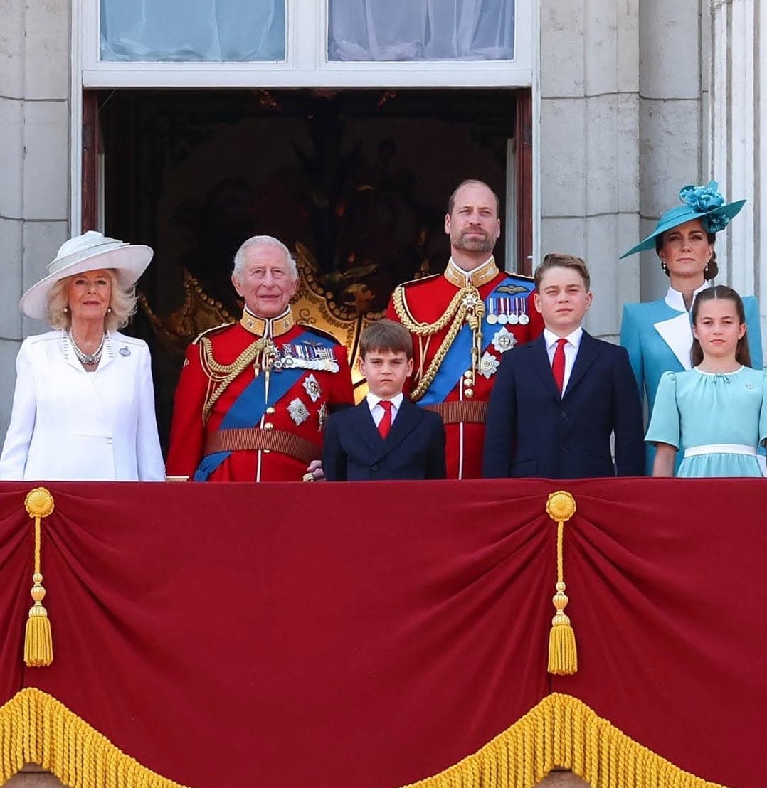 王室高級成員在白金漢宮陽台上看空軍表演。（翻攝princeandprincessofwales IG）
