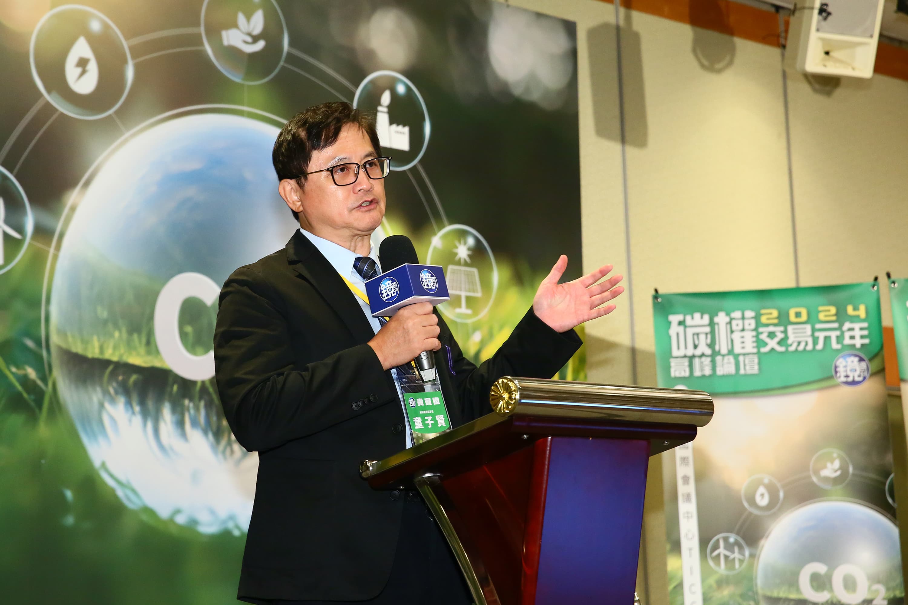 童子賢告訴大家未來加油站會慢慢消失不見了。