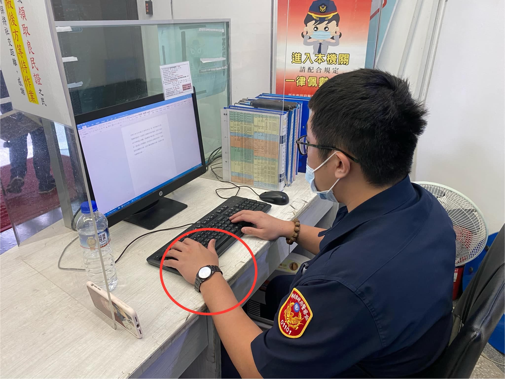 賴姓員警為讓考生能順利應試,秉持著為服務及協助精神,立刻將所配戴的手錶借予這對夫妻。(翻攝自板橋警聲雲臉書)