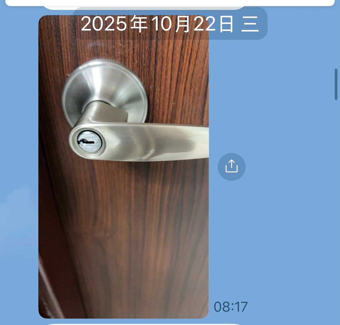 校方將敖國珠停職後，立刻換掉她辦公室的門鎖。（讀者提供）