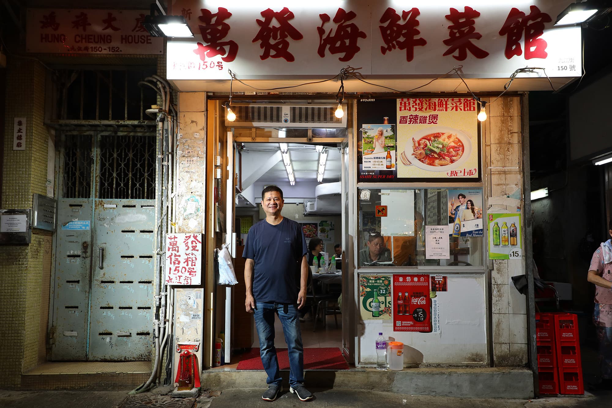 爐頭廚師出身的萬發老闆陳錦明,年輕時的兩道創作都成為大排檔的經典菜。