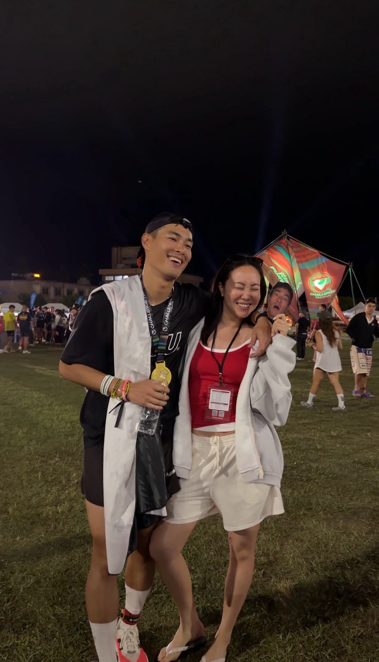 完賽後的楊祐寧與老婆阿梅甜蜜合影，阿梅前一晚還在台北參加時尚活動，隔天搭早班飛機來台東為老公打氣。（玩下娛樂提供）