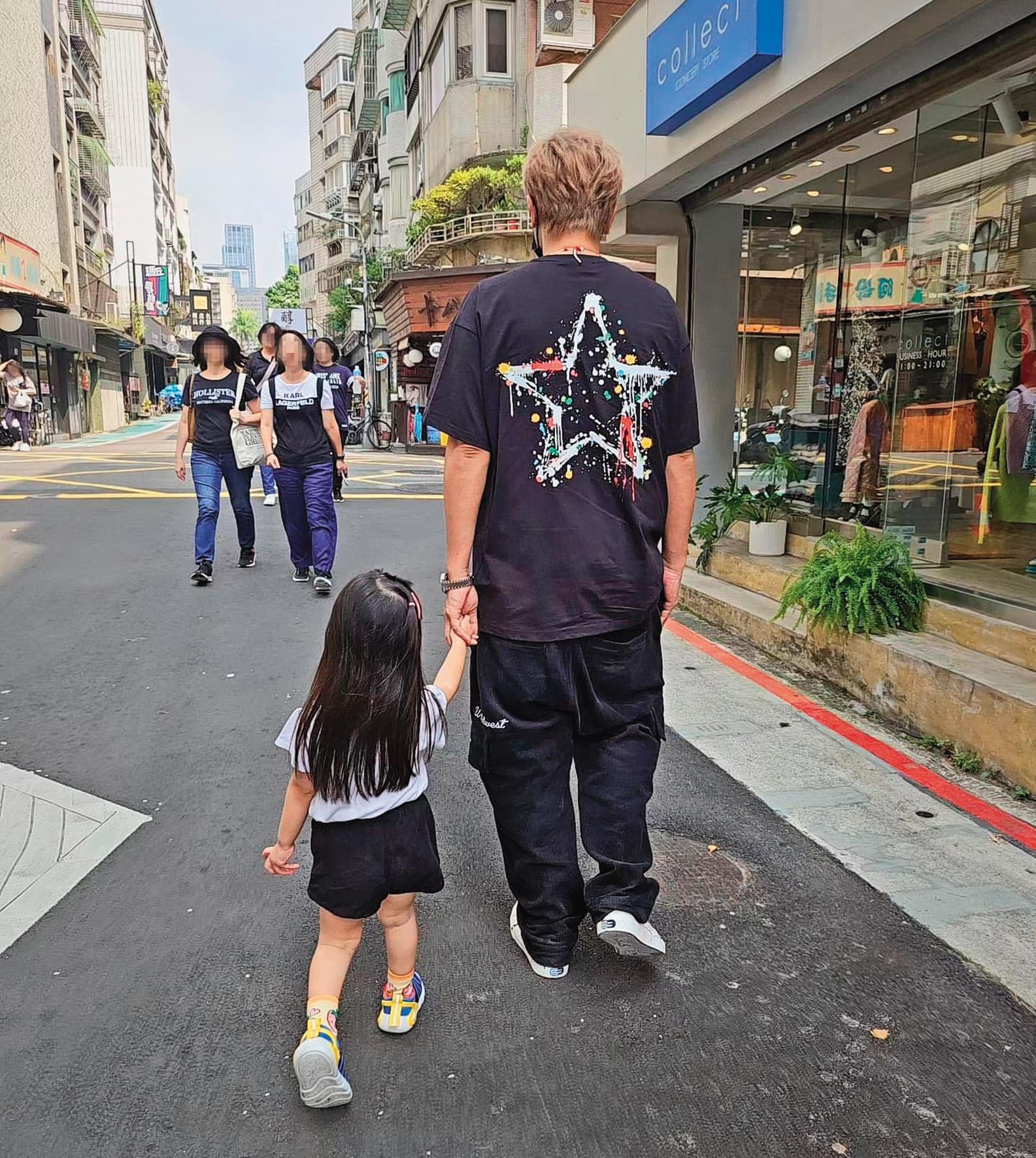 小豬曾牽著乾女兒的手,在自己的台北東區潮牌店附近散步。(翻攝自小霜IG)