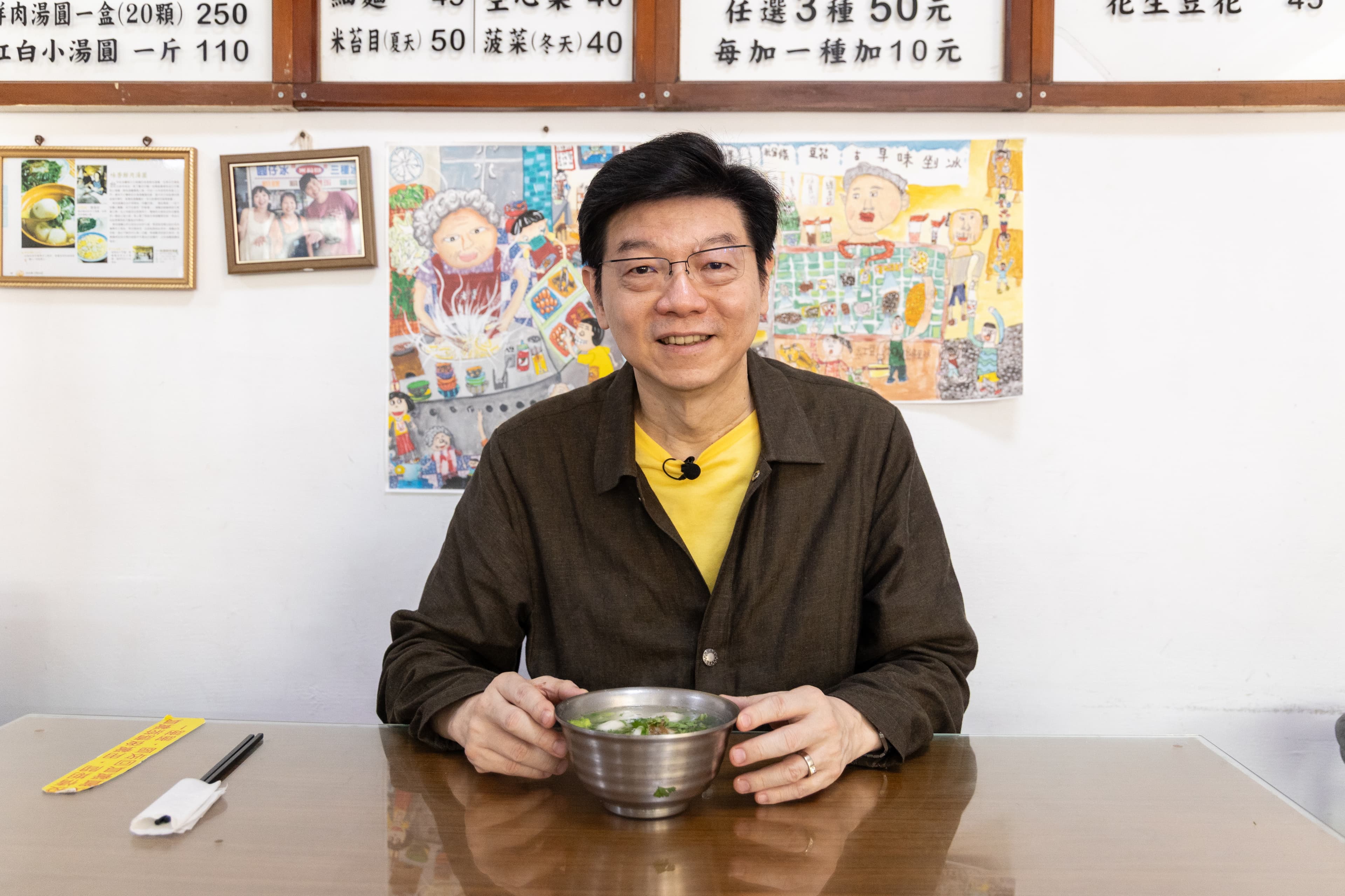 裴社長品嚐湯圓後,驚嘆湯圓皮薄,細緻綿密又Q彈,肉餡的肉汁相當鮮美。(鄭祺耀攝)