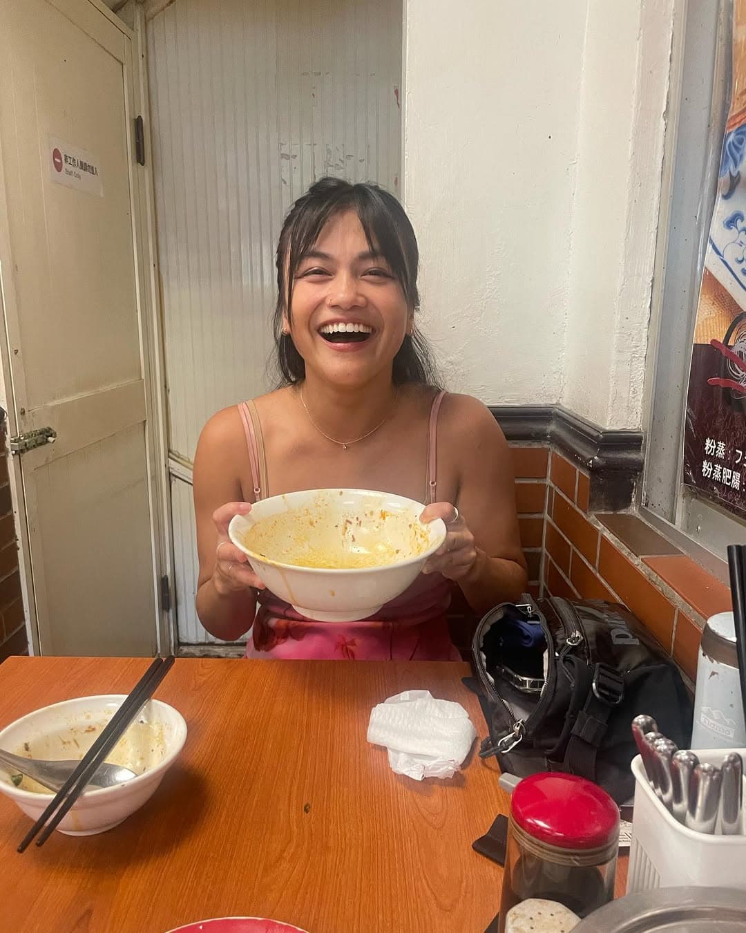 Karen把台灣味通通吃光光,看上去相當滿足。(翻攝IG/@karenschuang)
