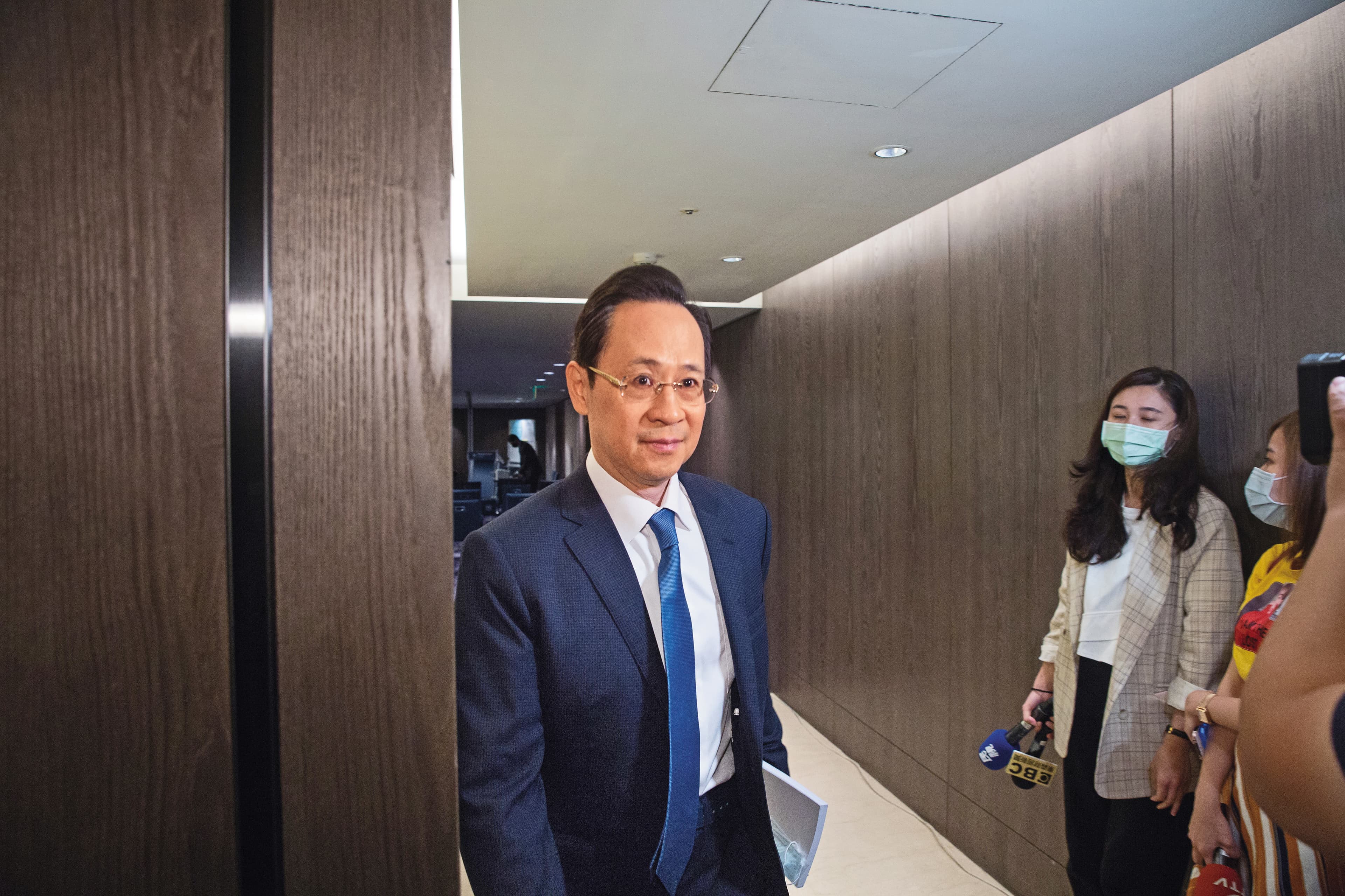 曾任鏡電視董事長的國民黨前立委陳建平投資凱思國際近千萬元,後來包括綠營黨、政、軍高層都遭跟監偷拍。