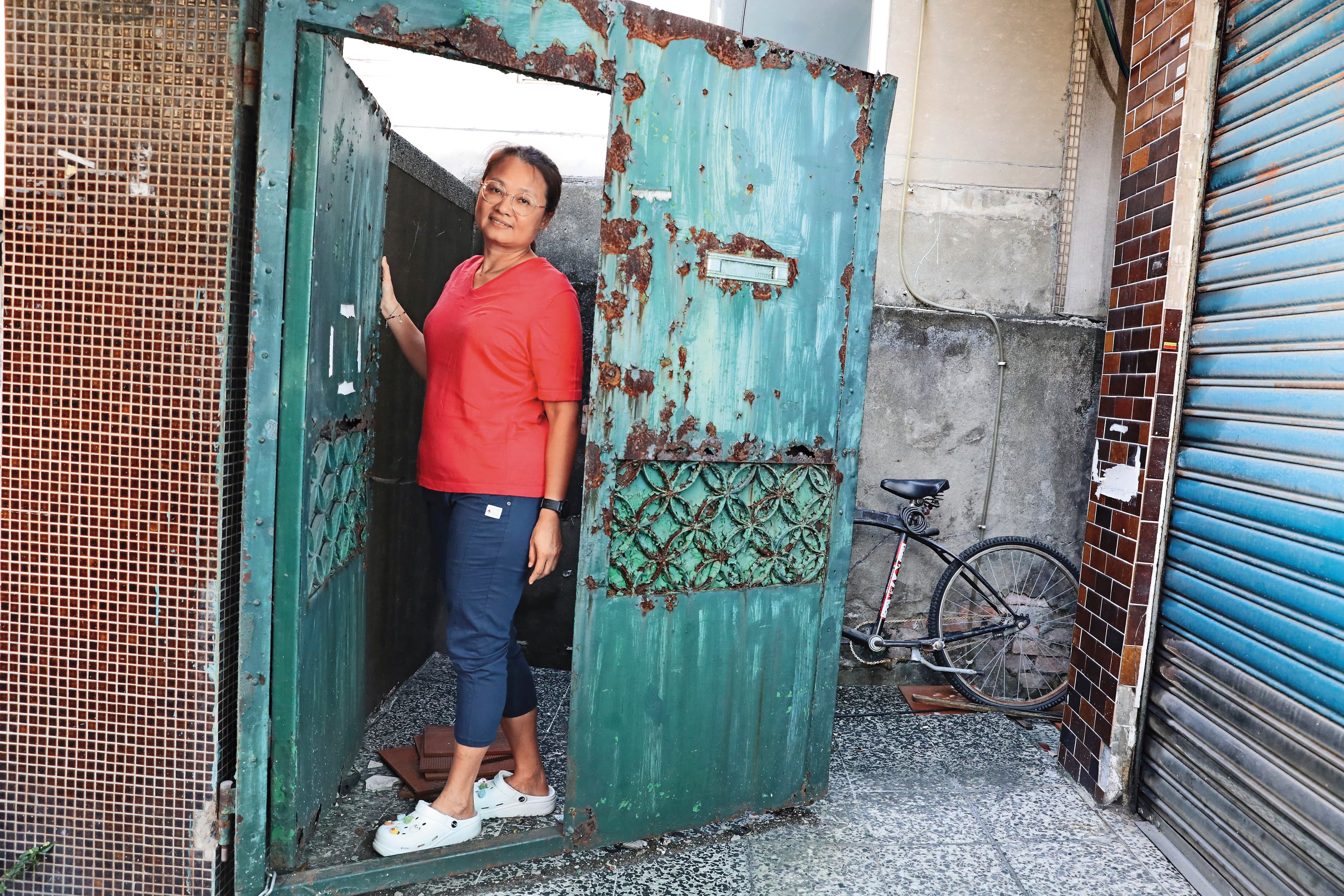 羅慧玲為了養小孩積欠近300萬元卡債,還了快20年才還清,她說如今有能力了,要當志工陪伴其他負債者走過低潮。