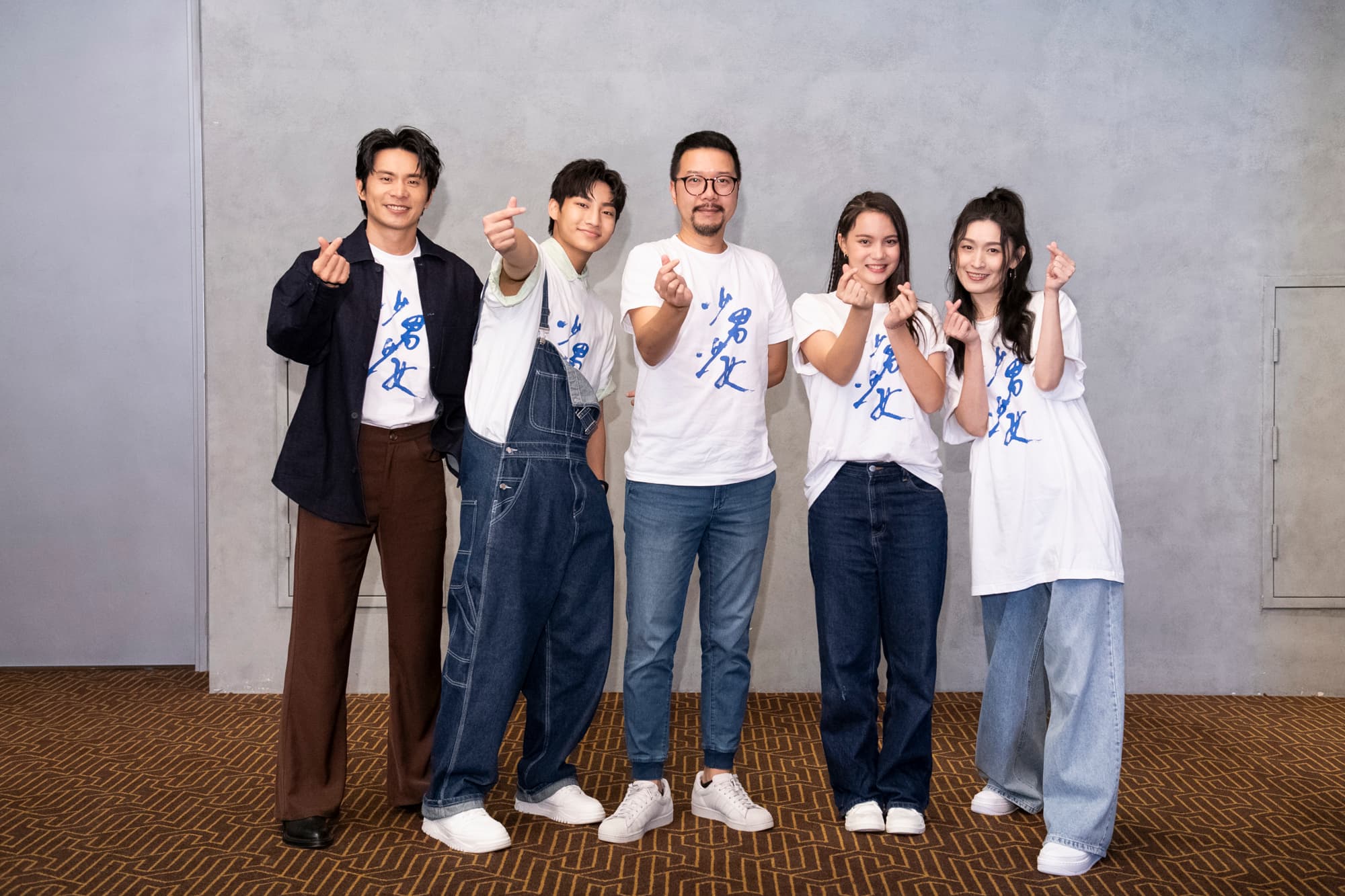 《少男少女》主創姚淳耀(左起)、胡語恆、導演許立達、尹茜蕾、管罄等人出席媒體試片會。(華納兄弟提供)