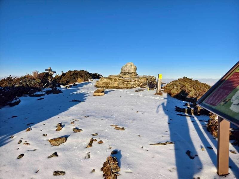 大雪讓雪山主峰和油婆蘭草原鋪上白雪皚皚一片,呈現如夢似幻的浪漫,雪季也即將啟動。(雪管處提供)