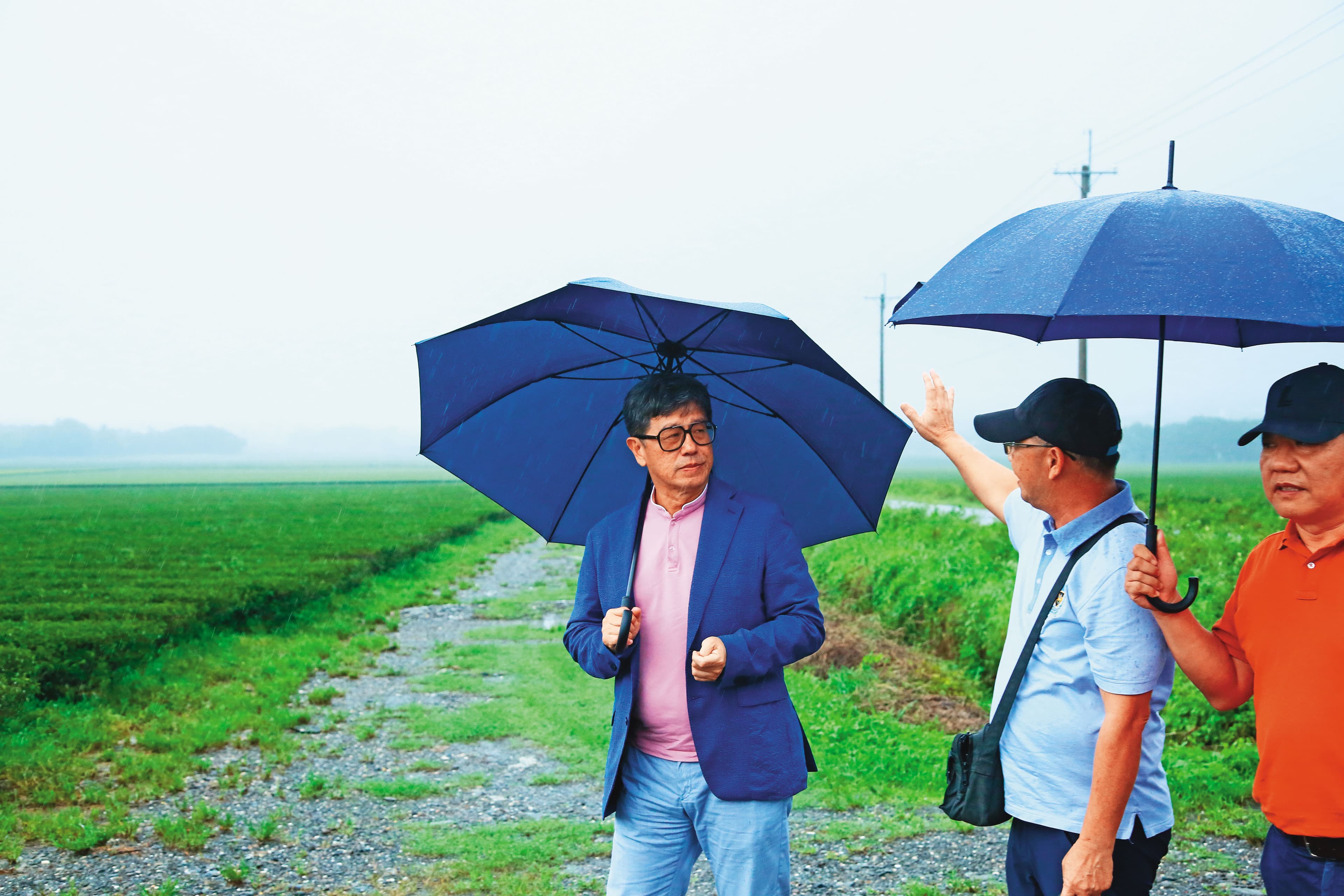 寶晶能源董事長蔡佳晋(左)認為,光電不但不會滅農還可以助農,但在做法上必須有新思維,方能創造雙贏。