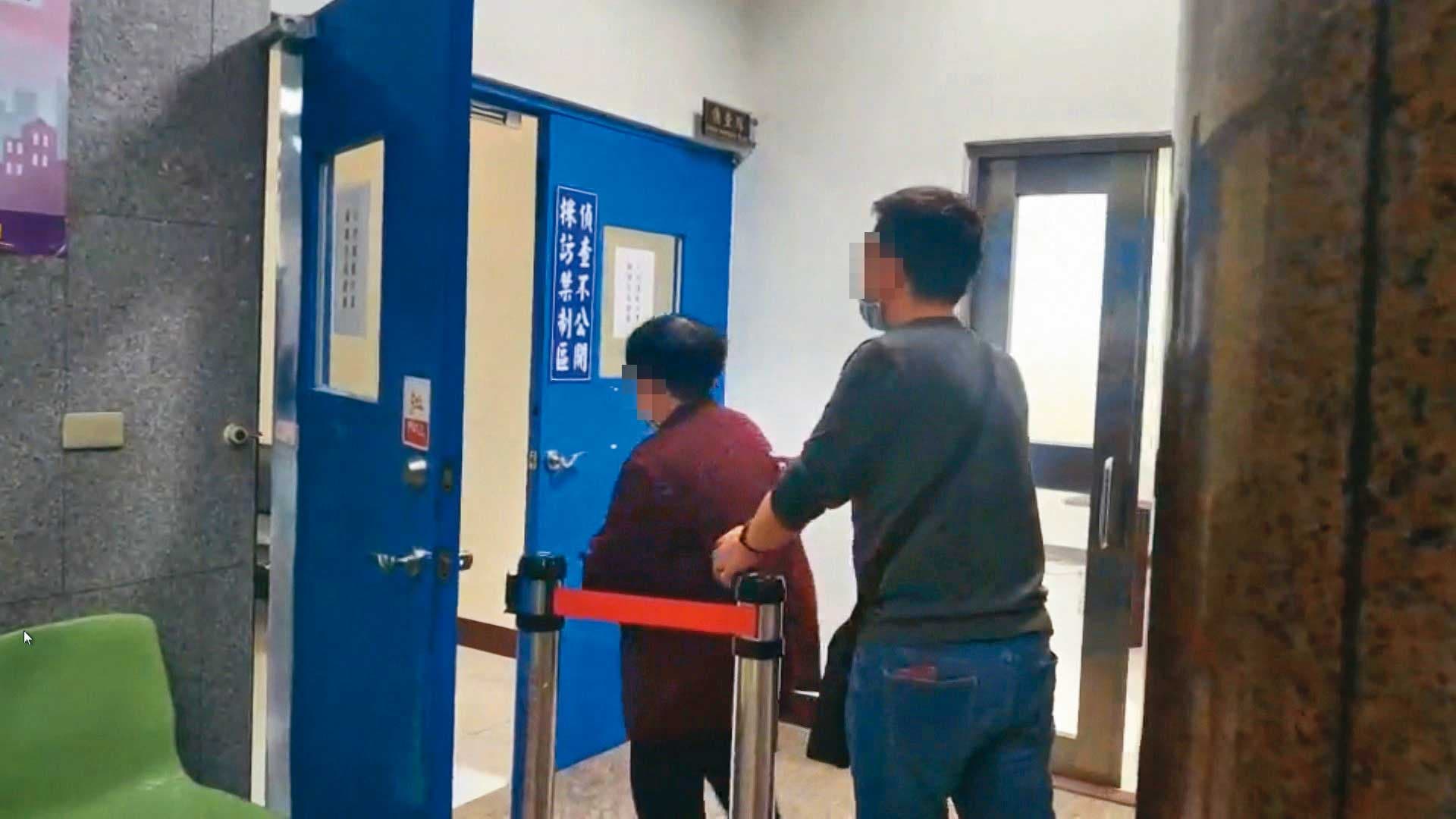 賴母(左)得知女兒慘遭男友殺害悲慟不已,在他人攙扶下前往認屍。(東森新聞提供)