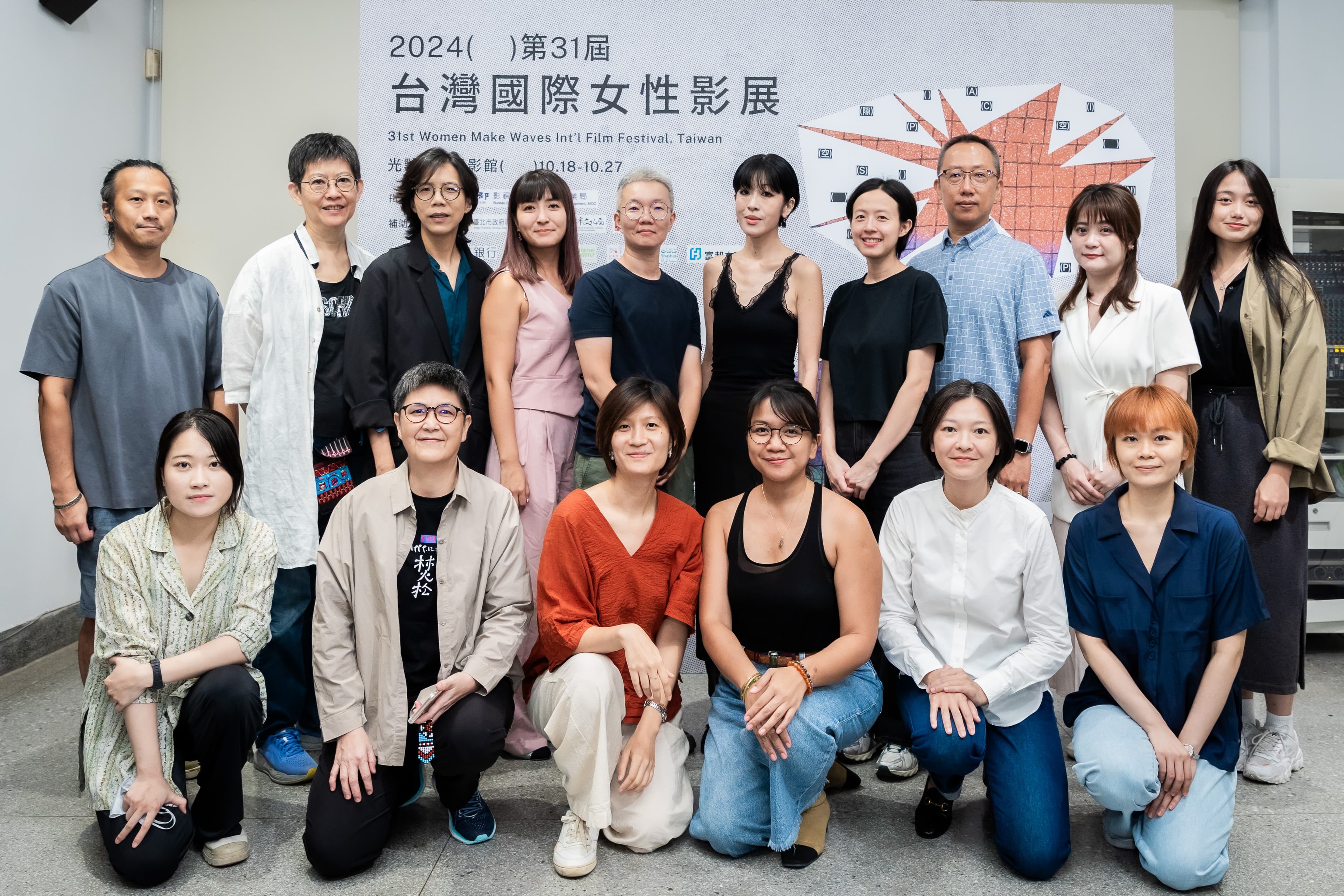 陳珊妮與影展的台灣競賽入圍導演共襄盛舉，展現女性創作者的力量。（台灣國際女性影展提供）