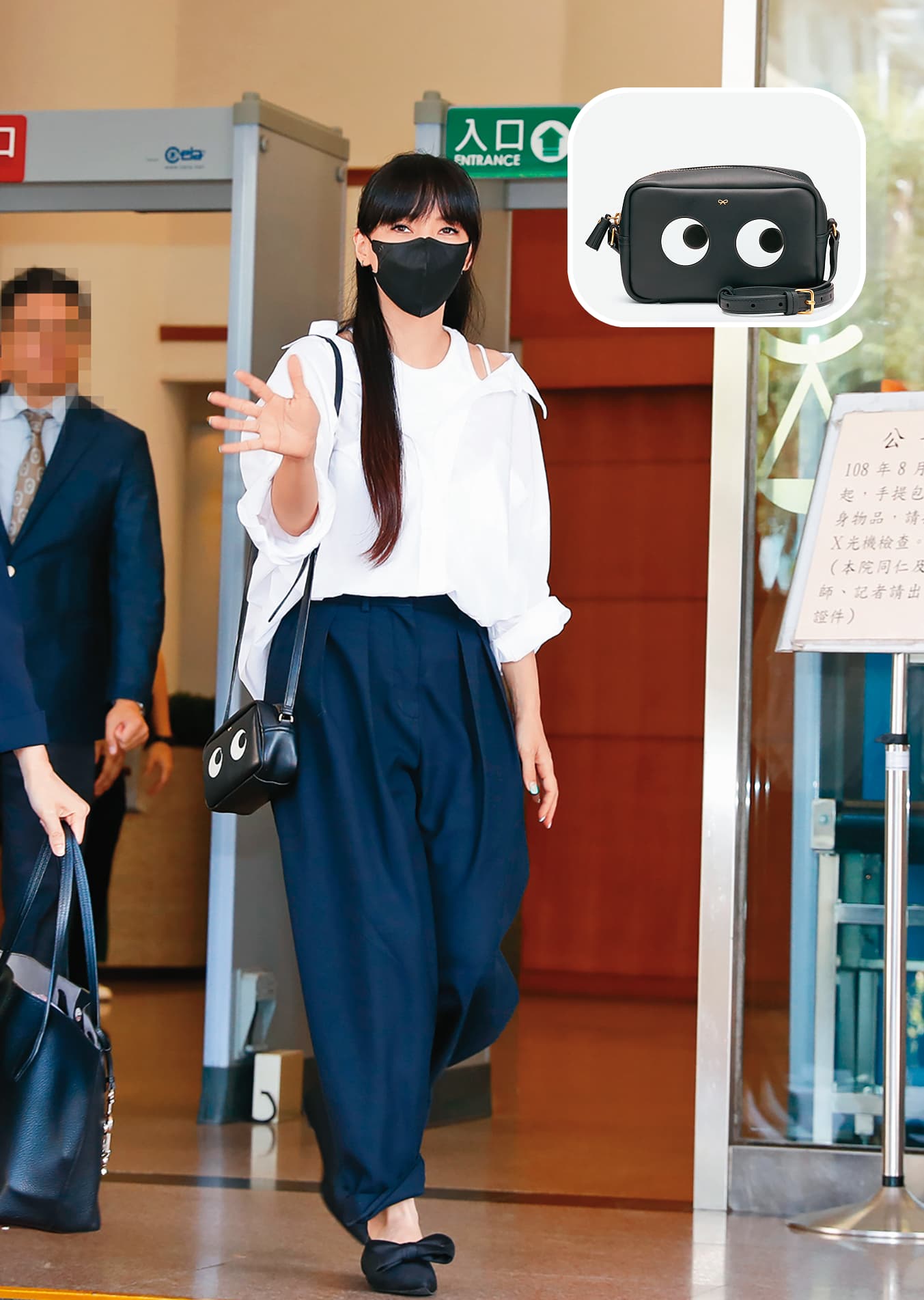李靚蕾現身新北新店家事法庭,所揹的「表情包」很耐人尋味捏。右上為Anya Hindmarch斜眼相機包,約NT$18,000。(翻攝自Anya Hindmarch官網)