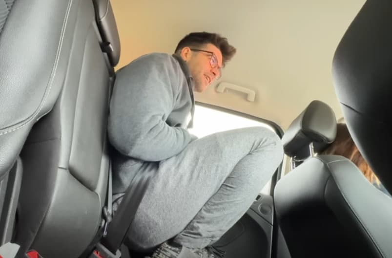 Pigmie搭車時也是採用半蹲方式。（翻攝YT頻道pigmie）