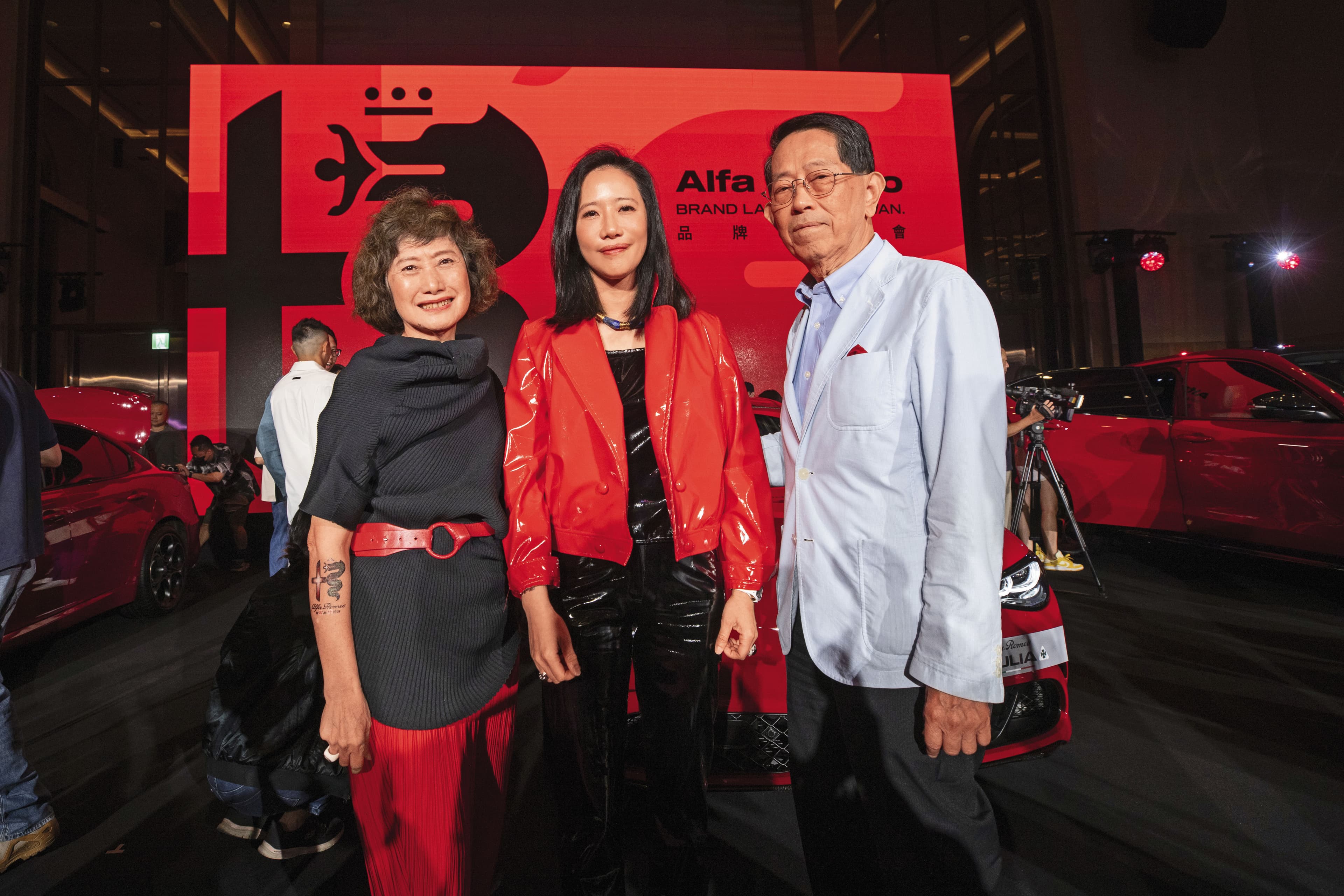 高易誼(中)的父親、也就是義美董事長高志尚(右),還有母親歐瑞雲(左),是她揮軍汽車業的二大支柱。