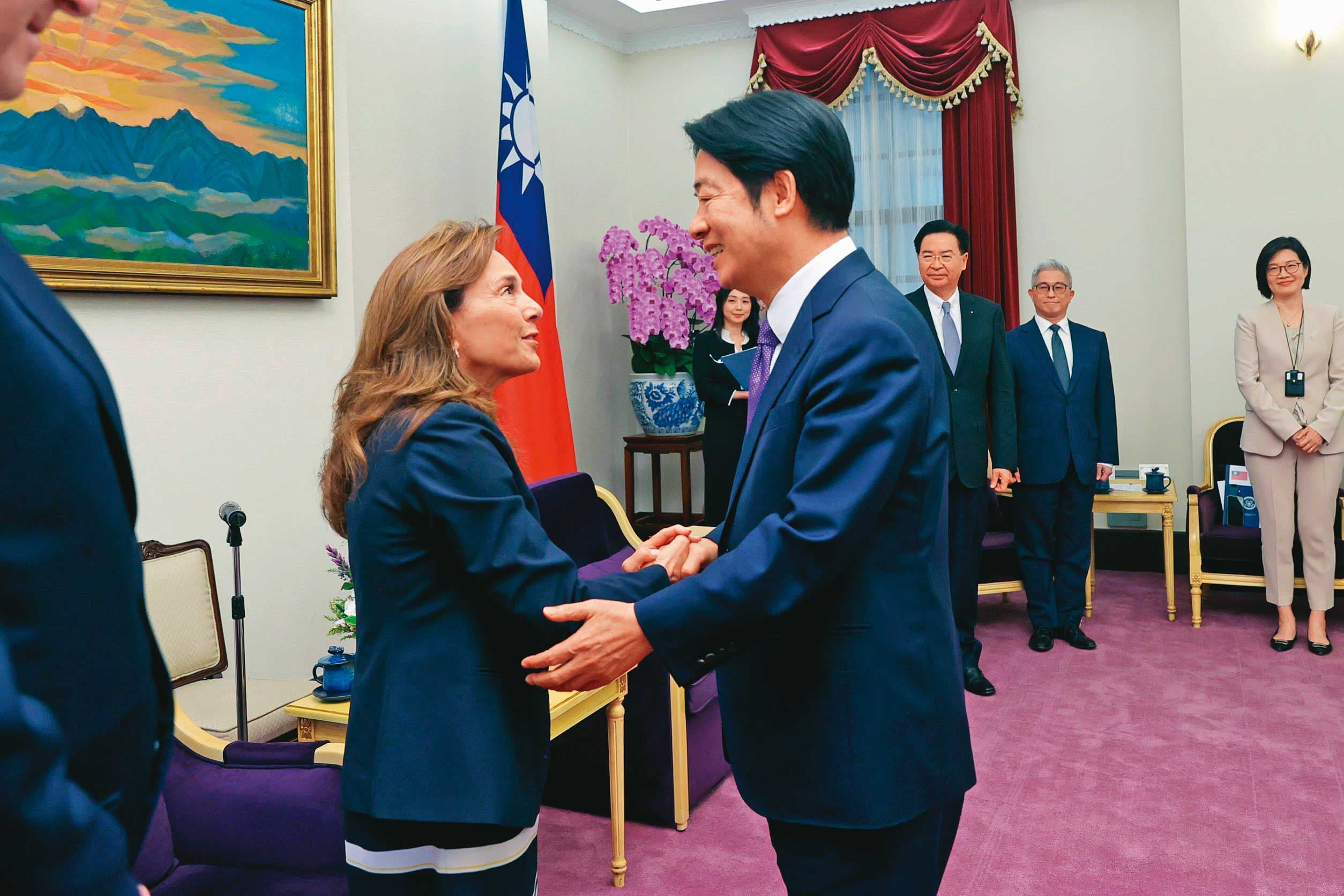 過去一年,美國國會議員多次訪台,圖為賴清德接見美國聯邦眾議院共和黨黨團會議祕書長麥珂蓮跨黨派訪問團。(翻攝總統府flickr)