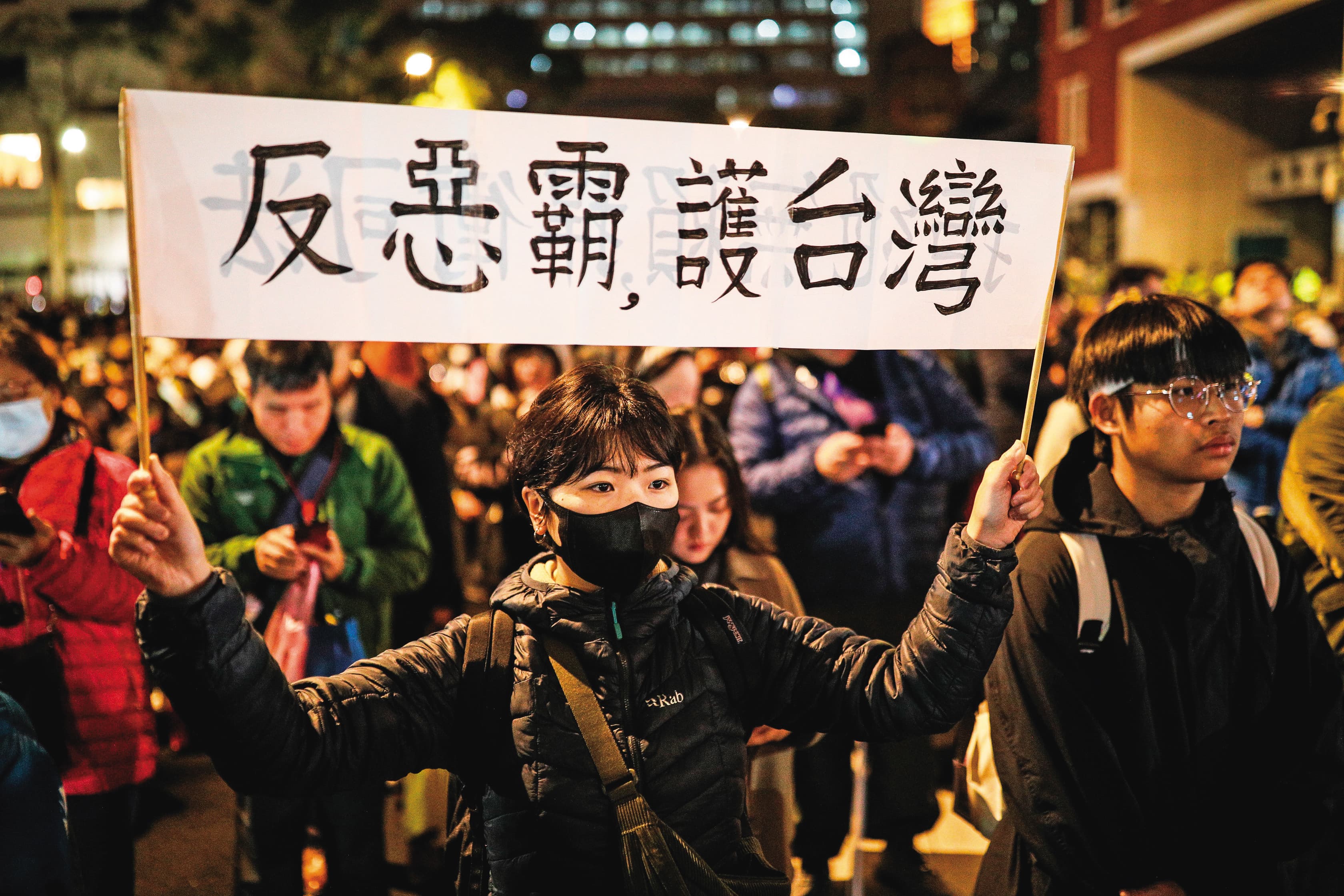 公民團體號召青鳥再起，部分民眾手持反惡霸護台灣標語到場聲援。