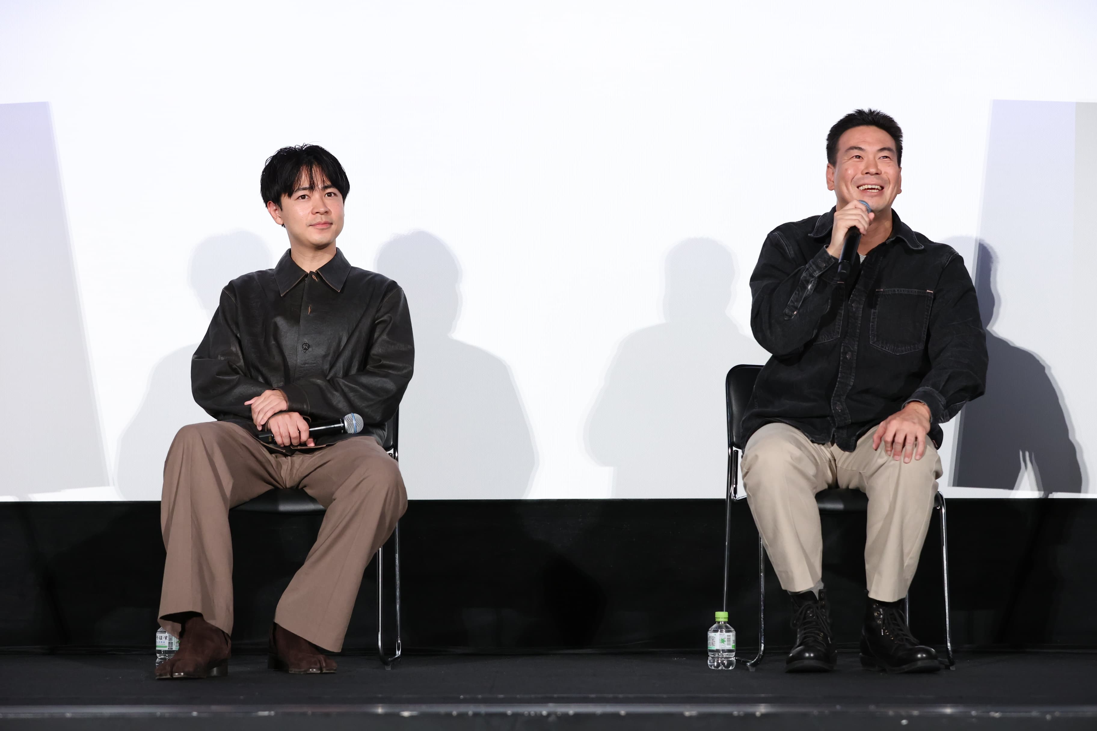 成田凌（左）與《雨中的慾情》編導片山慎三一起出席東京國際影展映後活動，親自回答影迷問題。（東京國際影展提供）