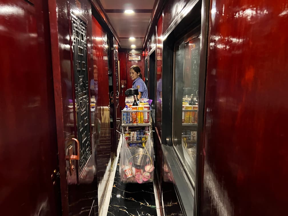 車廂走道狹小,但還是有餐車服務。