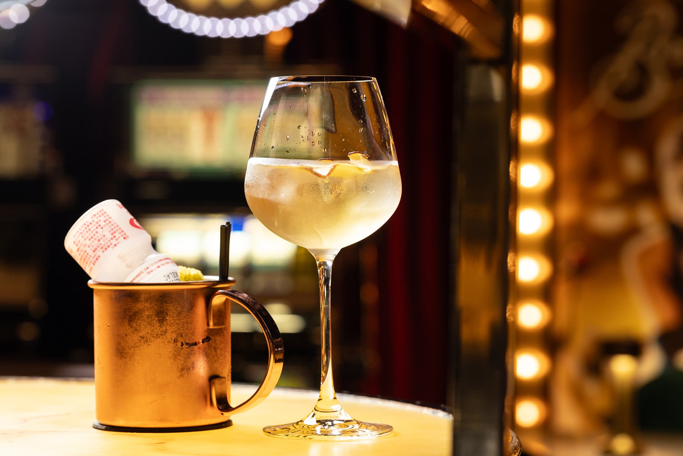 以手搖飲為靈感「宿醉」(左,450元/杯),將茉莉綠茶琴酒融入接骨木花利口酒,創造出這杯深夜版的多多綠;「白色桑格莉亞」(右,400元/杯)以白葡萄酒為基底,加入多種蘋果風味與白桃融合而成。