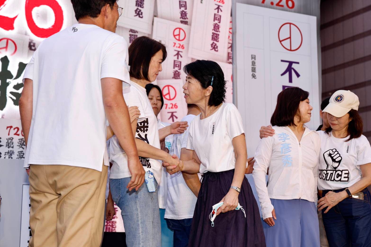 民眾黨今(10日)於民進黨中央黨部前舉辦反罷免集會。
