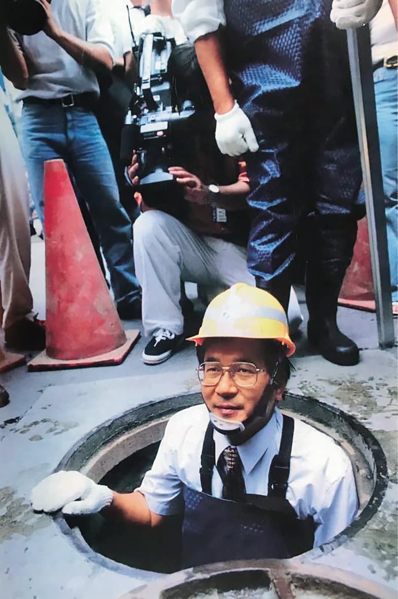 防汛期間,阿扁變身「忍者龜市長」,穿青蛙裝下雨水下水道。(翻攝陳水扁新勇哥物語臉書)