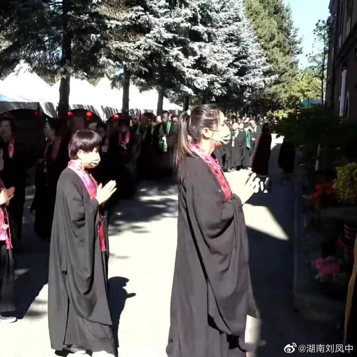 王祖賢對加拿大溫哥華靈岩山寺參加了一場連續7天的法會，王祖賢當時扎著馬尾，雙手合十排隊進入寺中。（微博圖片）