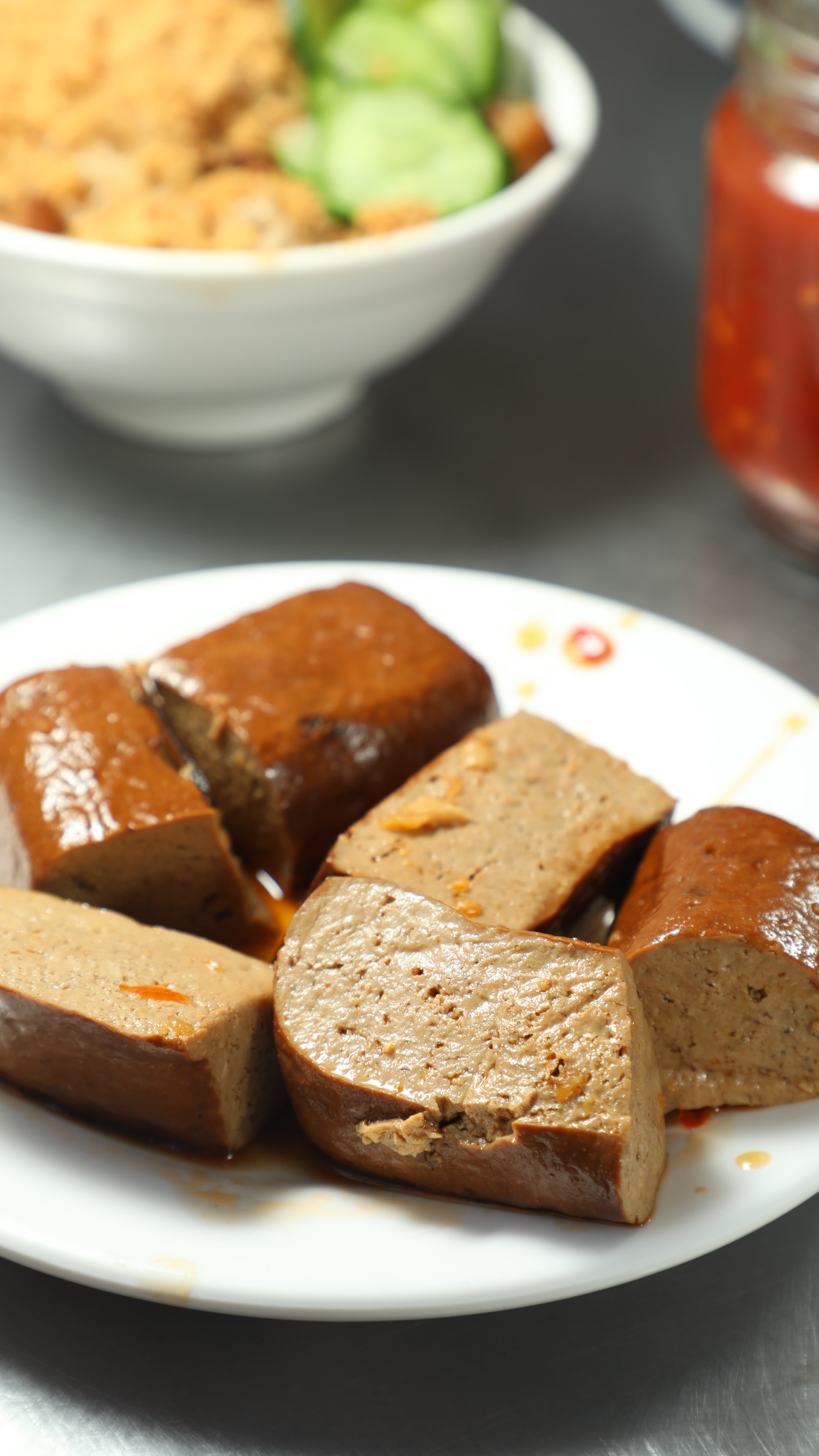 「萬全肉圓」老闆娘祕製的閉嘴豆乾也相當美味,滷得入味多汁。(何宗昇攝)