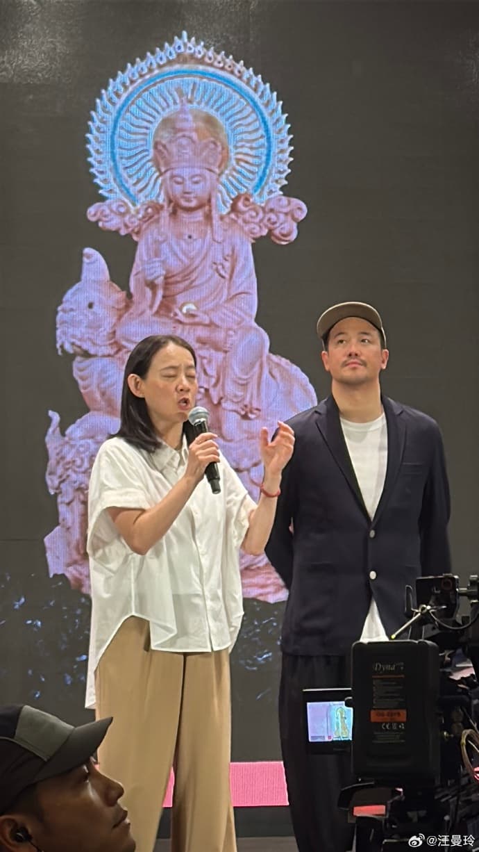 曾寶儀(左)和弟弟曾國祥(右)替老爸慶生。(翻攝汪曼玲微博)