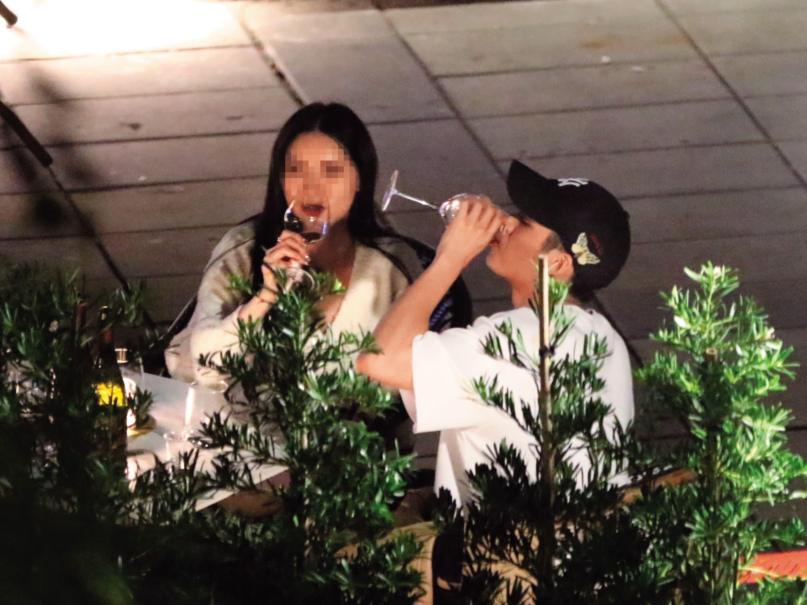 11/29 00:15 陳奕和長髮女在路邊餐酒館的戶外座位區喝酒聊天