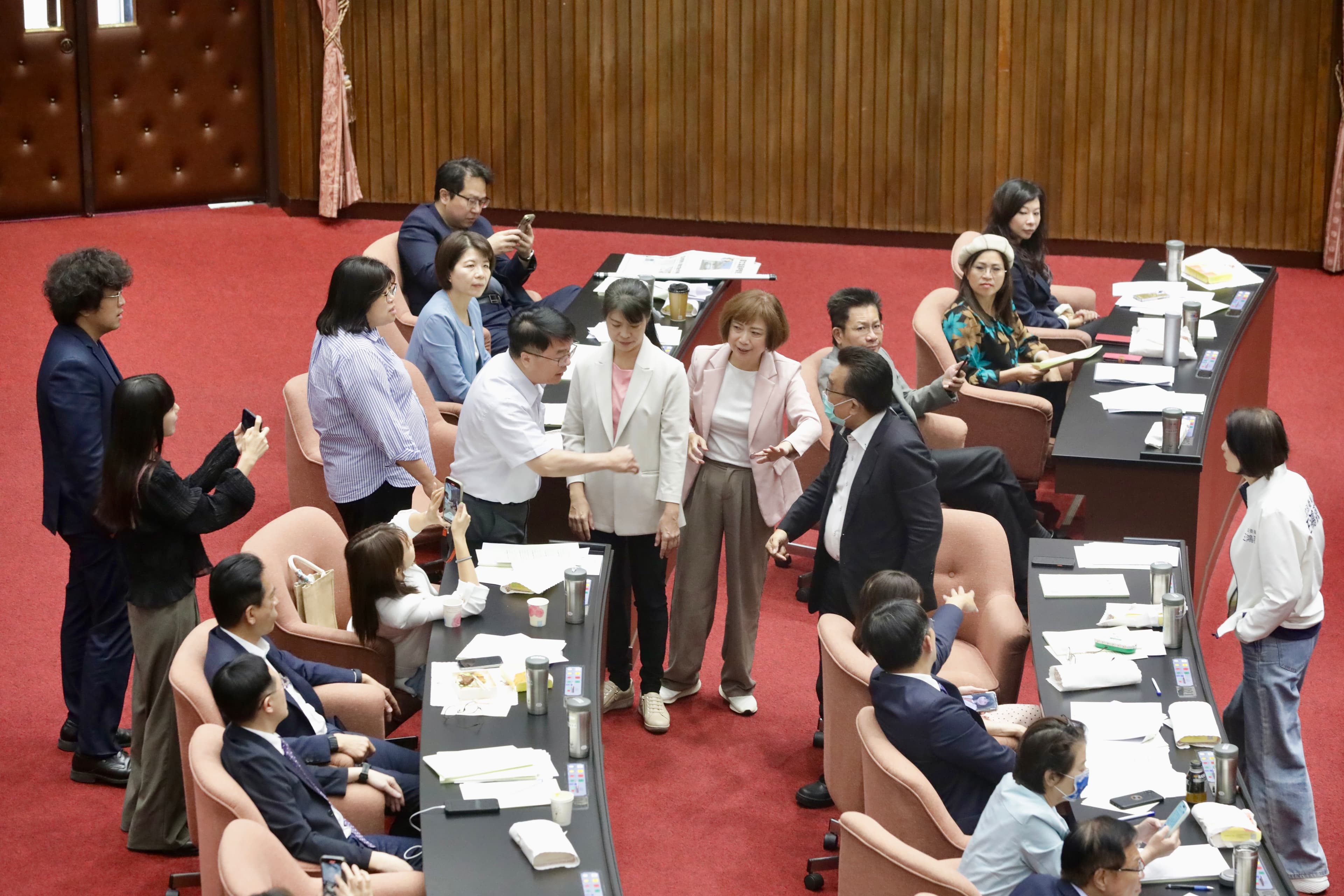 民進黨立委吳秉叡不滿民眾黨立委配合國民黨將國安修法草案退回,憤而上前理論。