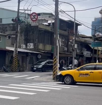 路人再轉頭緊盯兩人背影。(讀者提供)