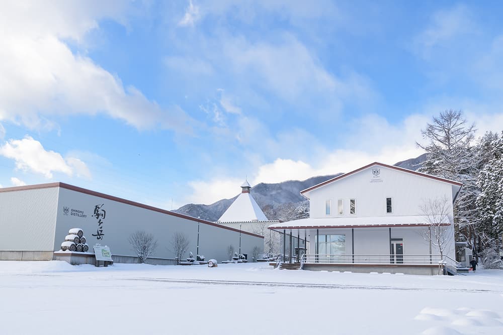 位於日本長野縣中央阿爾卑斯山高山上的「信州駒之岳蒸餾所」的冬日雪景。