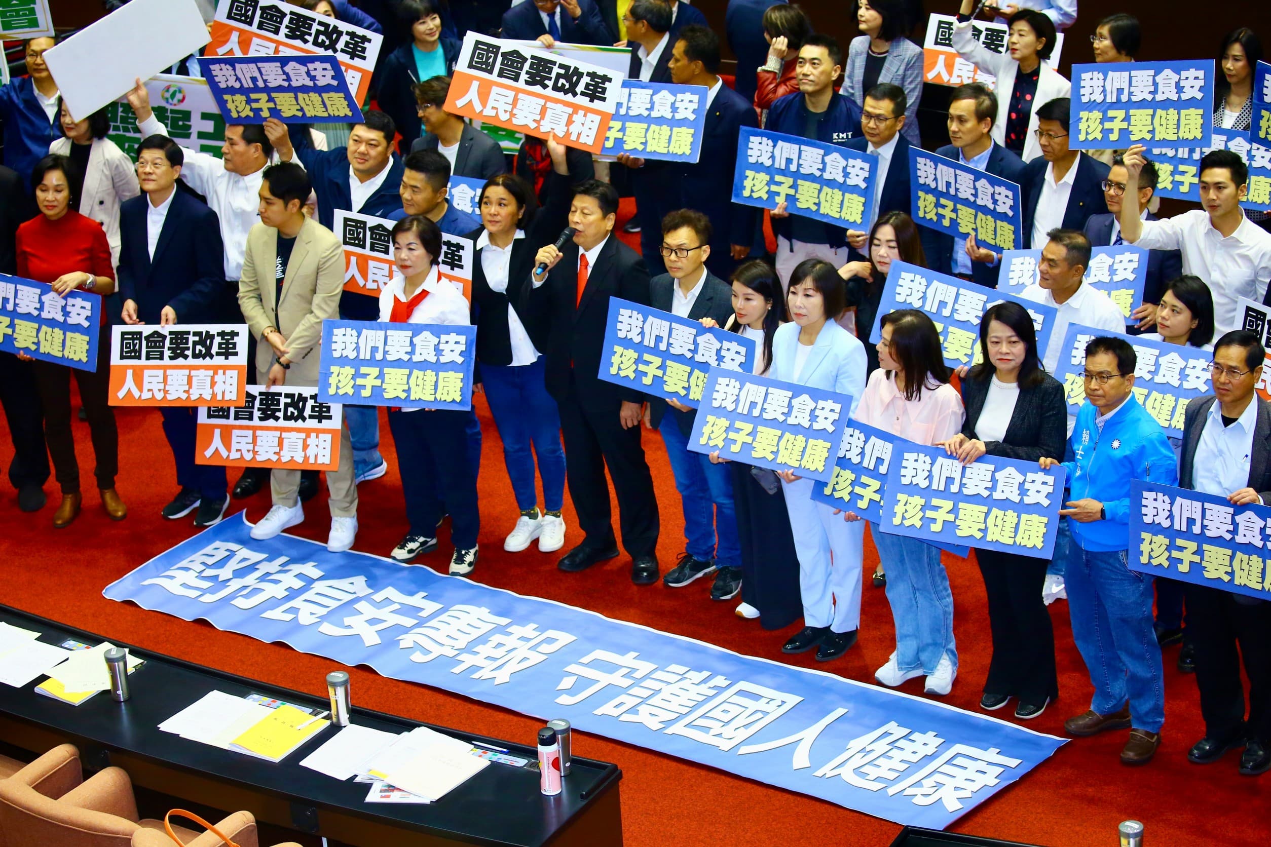 食安報告喬不攏,藍委今舉牌進行杯葛。