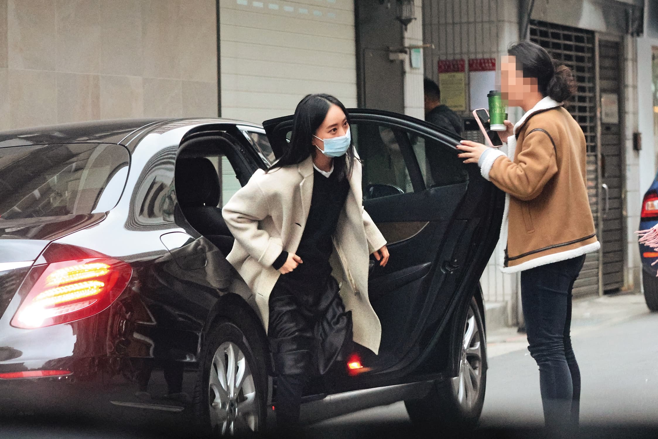 1／16，15：27，劉容嘉（左）和女性親友先搭車到北市仁愛路某處，她下車拿了東西後又返回。