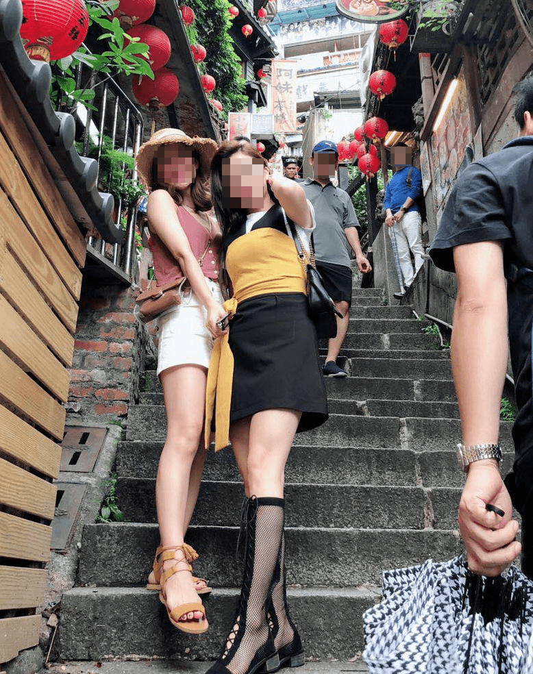 C女(左)曾來台旅遊,與友人在九份合照趙天麟也充當地陪。(讀者提供)
