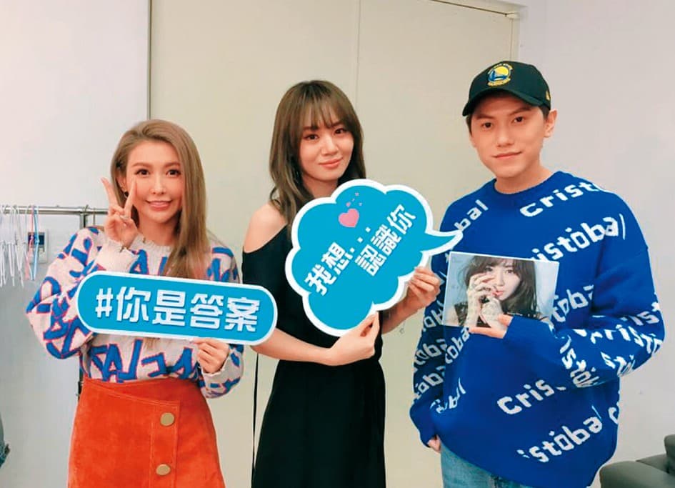 王笠人(中)上《娛樂百分百》宣傳專輯時,曾和愷樂(左)與毛弟邱宇辰(右)合影。毛弟透露有傳訊關心愷樂,她僅回應「謝謝」。(翻攝自王笠人IG)