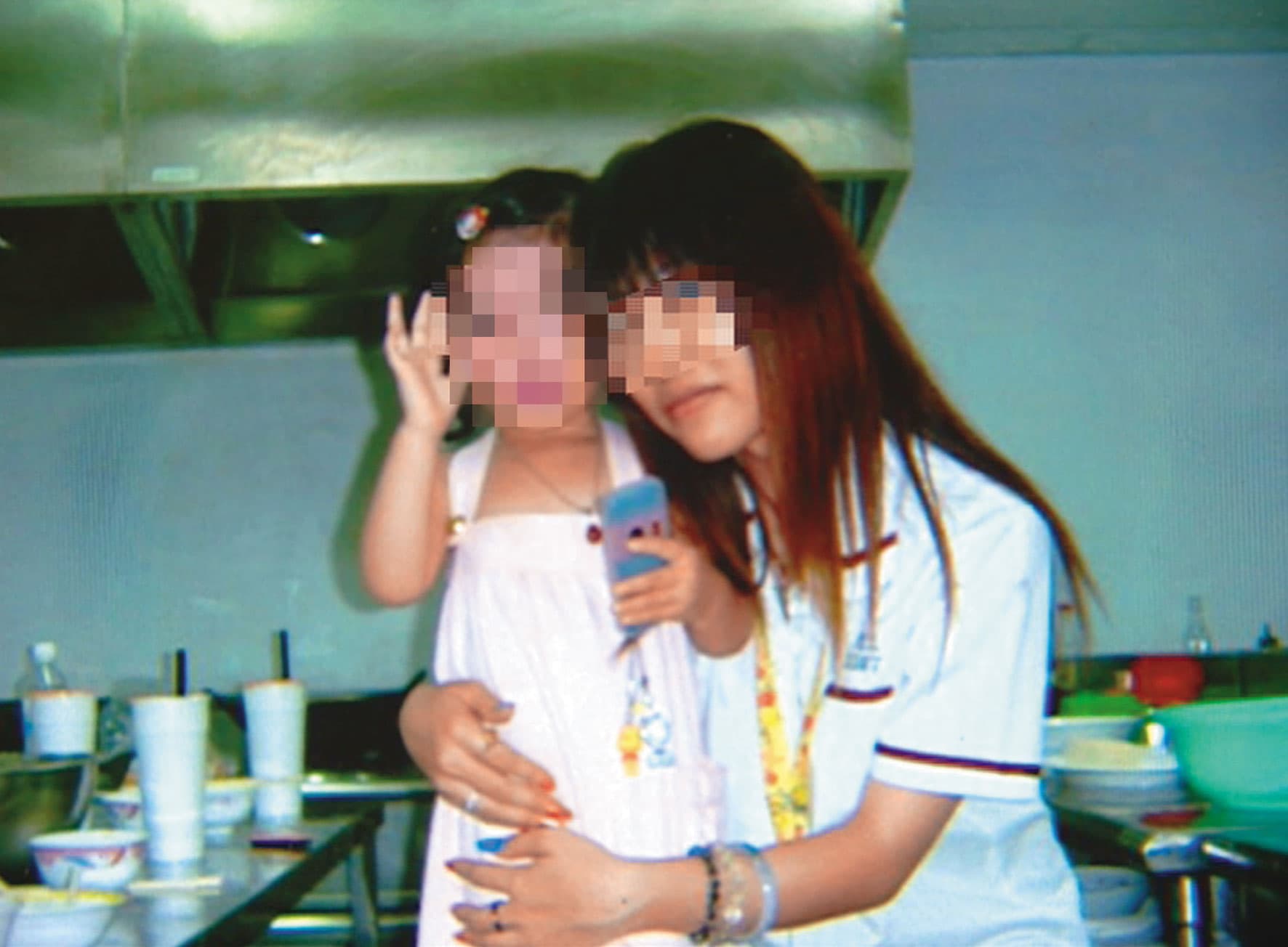 李女(右)因不堪男友施暴,帶著女兒(左)北上投靠二名表姊,卻導致女兒遭虐死亡。(翻攝畫面)