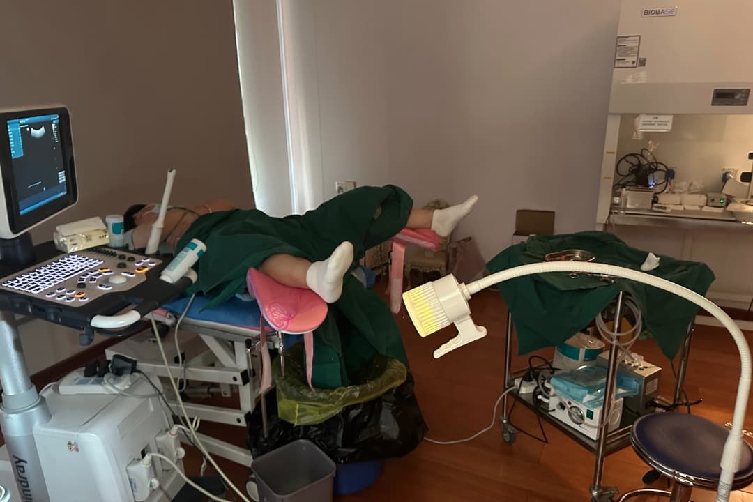 據了解，每天有4至10名女性透過無牌車輛被帶進別墅進行手術。（翻攝自上官正義微博）