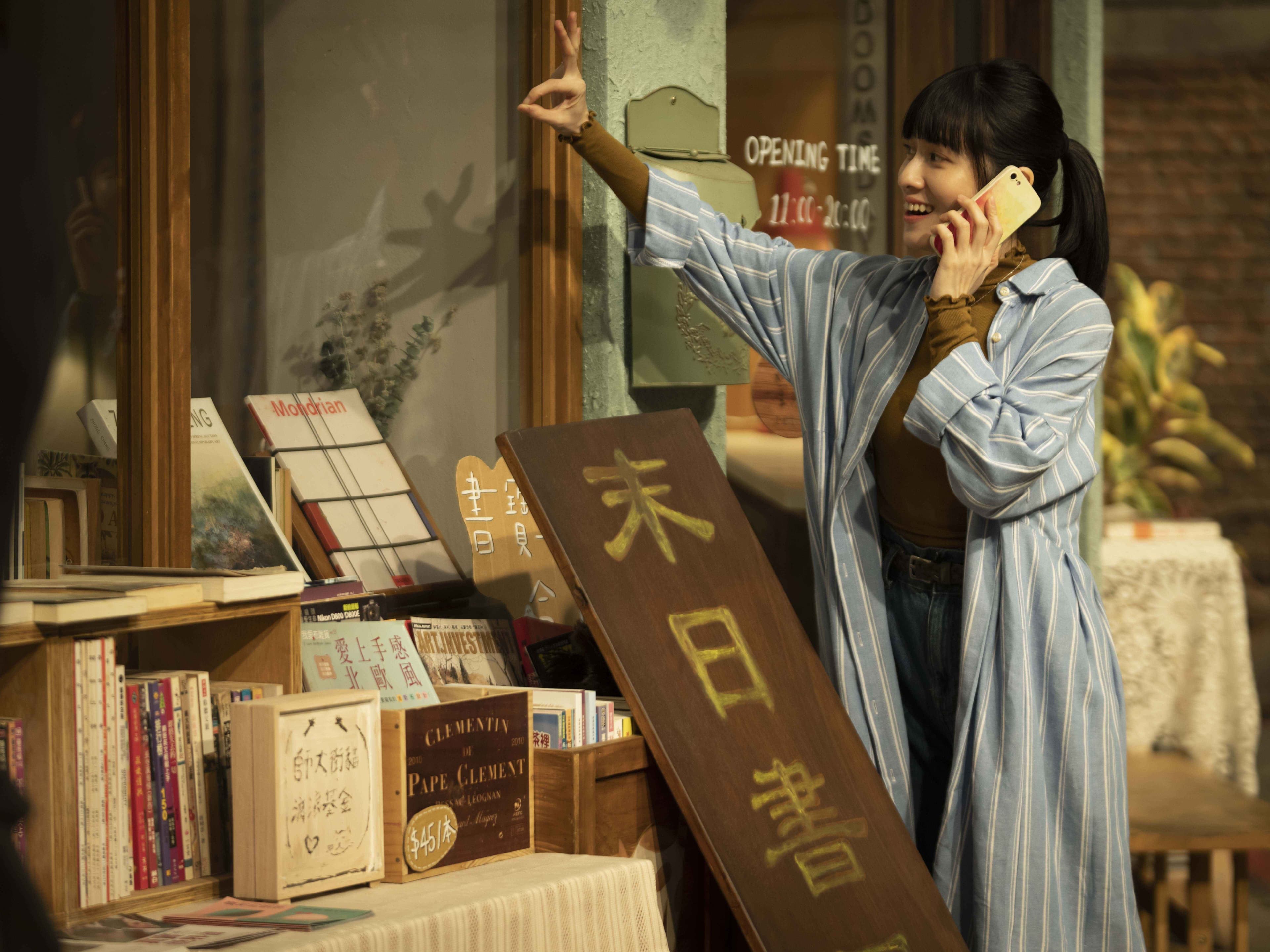 連俞涵詮譯「末日書店」老闆娘,是一個潑辣、韌性很強的現代女性。(阿榮影業提供)